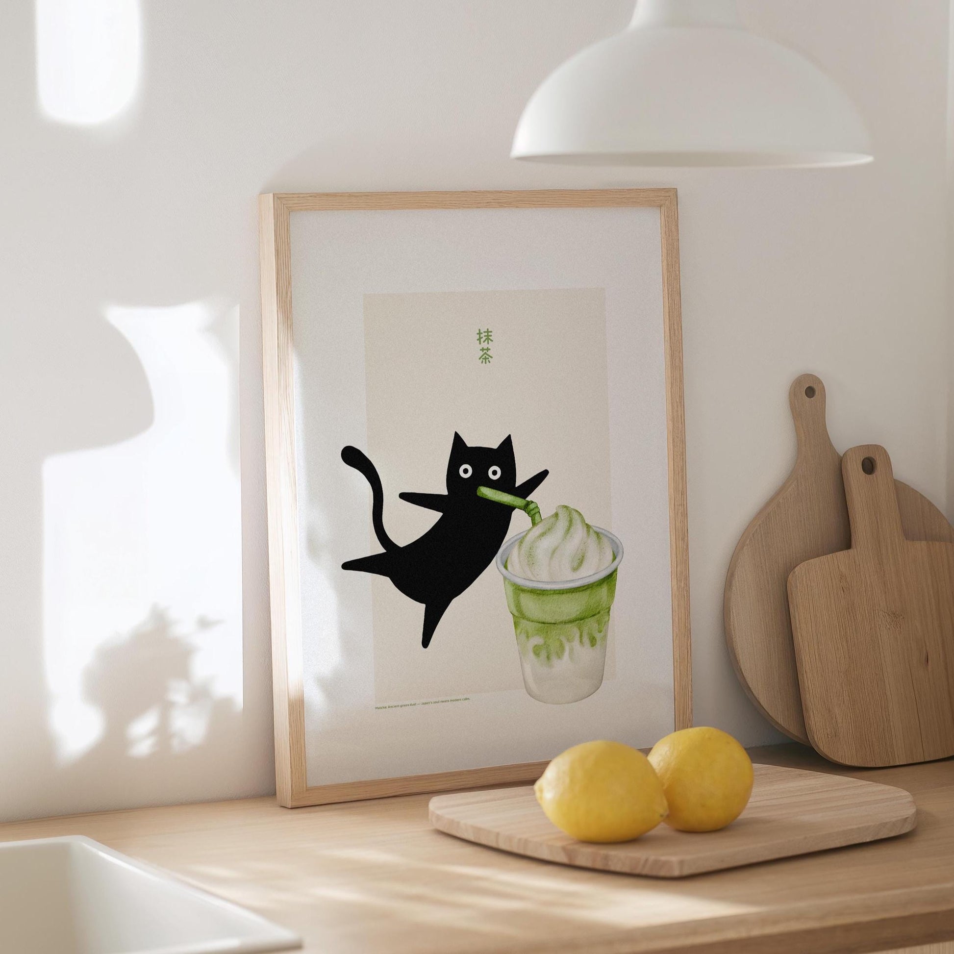 Illustration eines schwarzen Katers, der mit einem Strohhalm an einem Matcha-Soft-Eis schlürft, auf hellem Hintergrund mit japanischer Schrift. Minimalistisches Design mit verspieltem Stil.

Englisch:
Illustration of a black cat sipping matcha soft serve through a straw, set against a light background with Japanese writing. Minimalist and playful design.