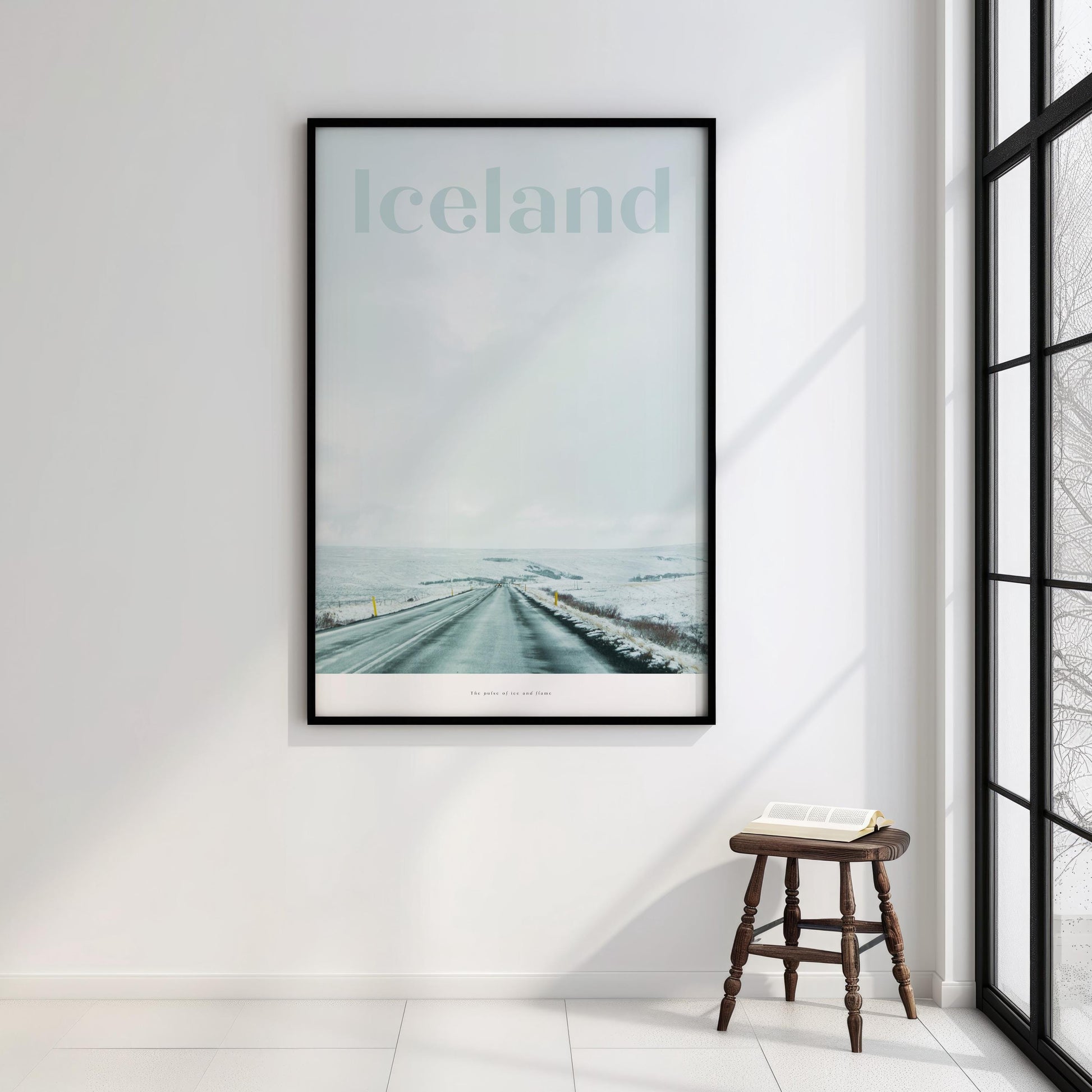Poster mit isländischer Winterlandschaft: verschneite Straße führt durch weite Natur, Himmel bedeckt, Schriftzug „Iceland“ im oberen Bereich.

🇬🇧 English:
Poster featuring Icelandic winter landscape: snow-covered road through wide open nature, cloudy sky, “Iceland” text at the top.
