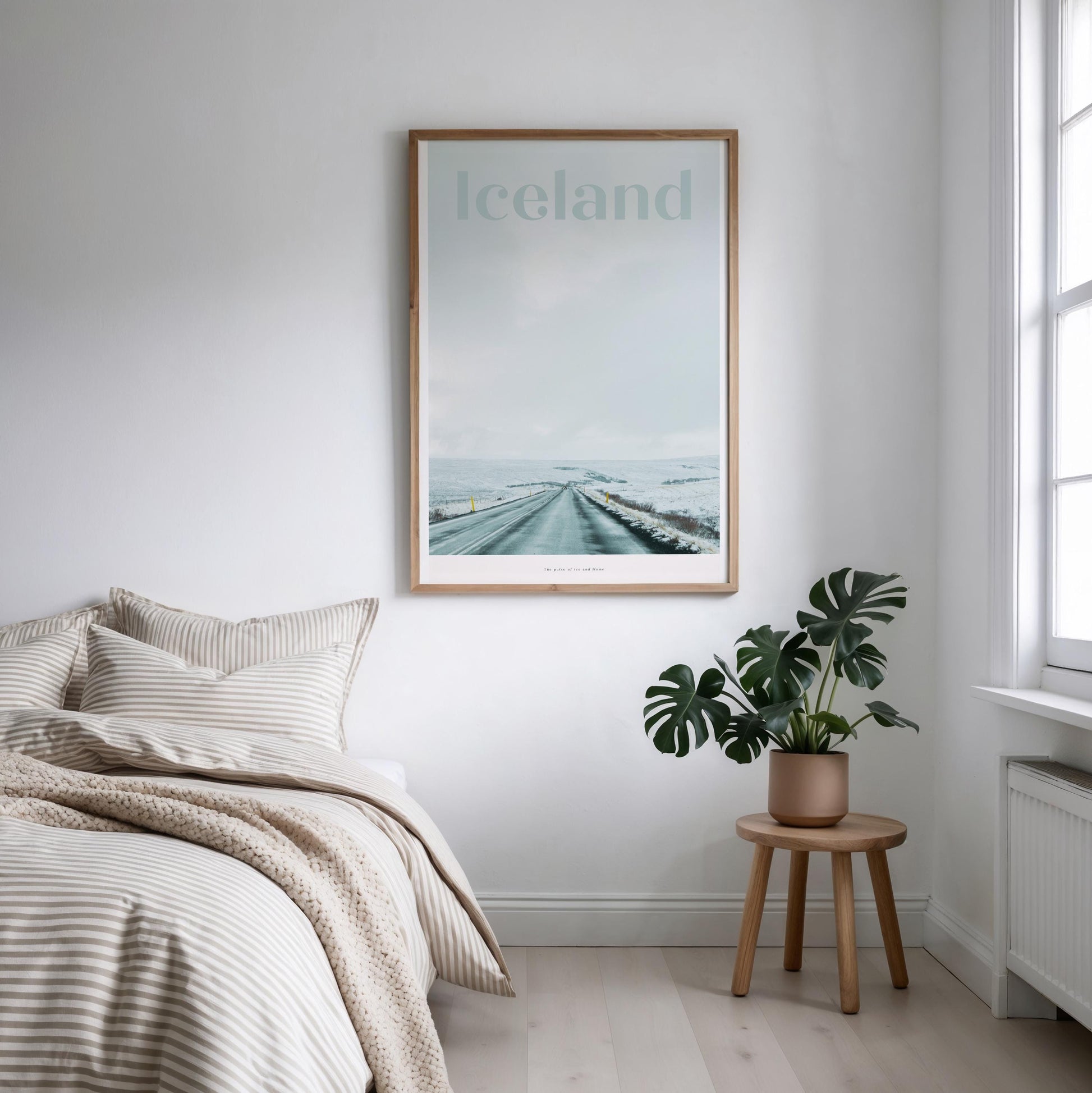 Poster mit isländischer Winterlandschaft: verschneite Straße führt durch weite Natur, Himmel bedeckt, Schriftzug „Iceland“ im oberen Bereich.

🇬🇧 English:
Poster featuring Icelandic winter landscape: snow-covered road through wide open nature, cloudy sky, “Iceland” text at the top.