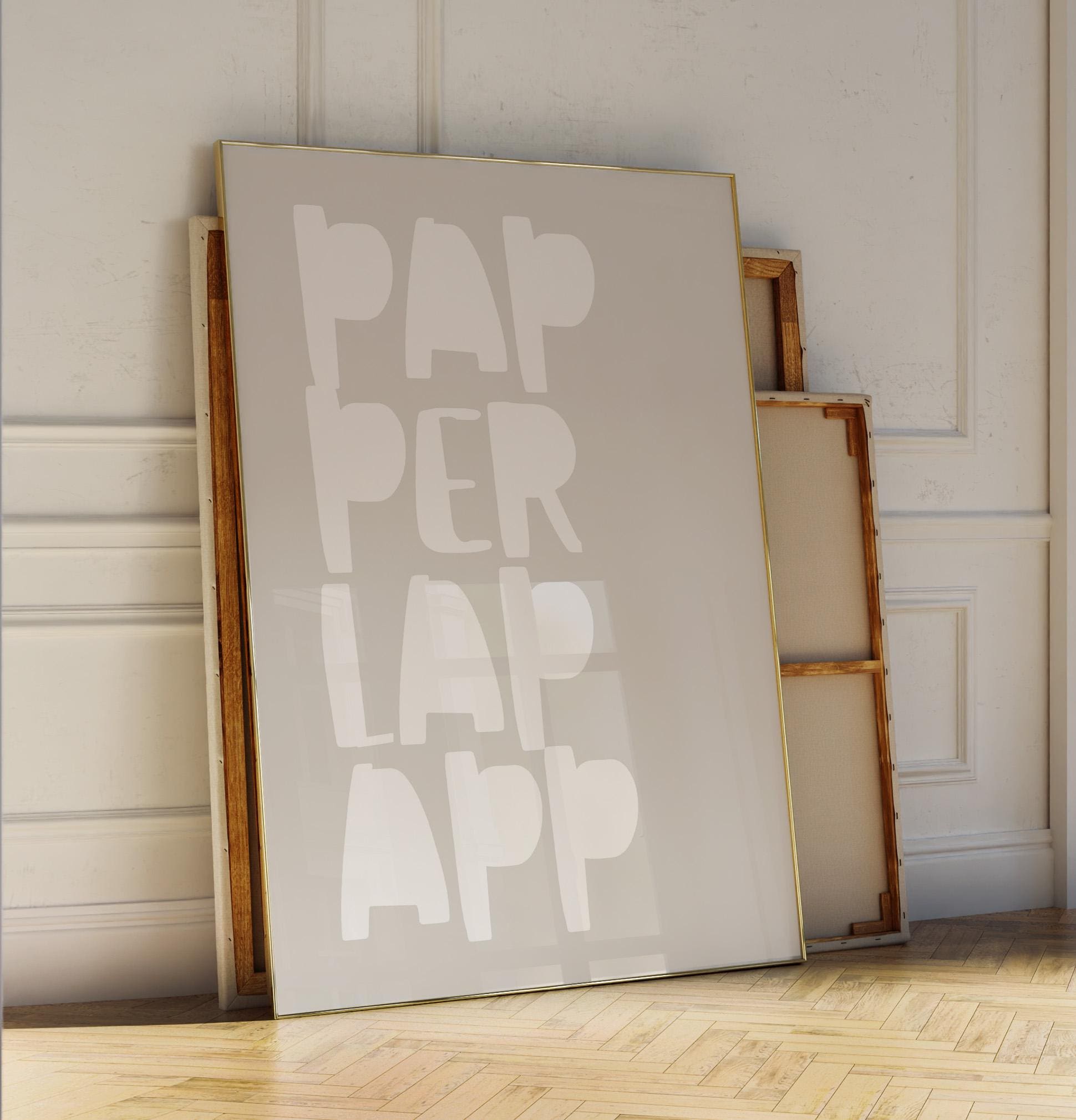 Poster "PAPPERLAPAPP" – Bold typography on a beige background. A creative statement piece for minimalist spaces with humor and style.
