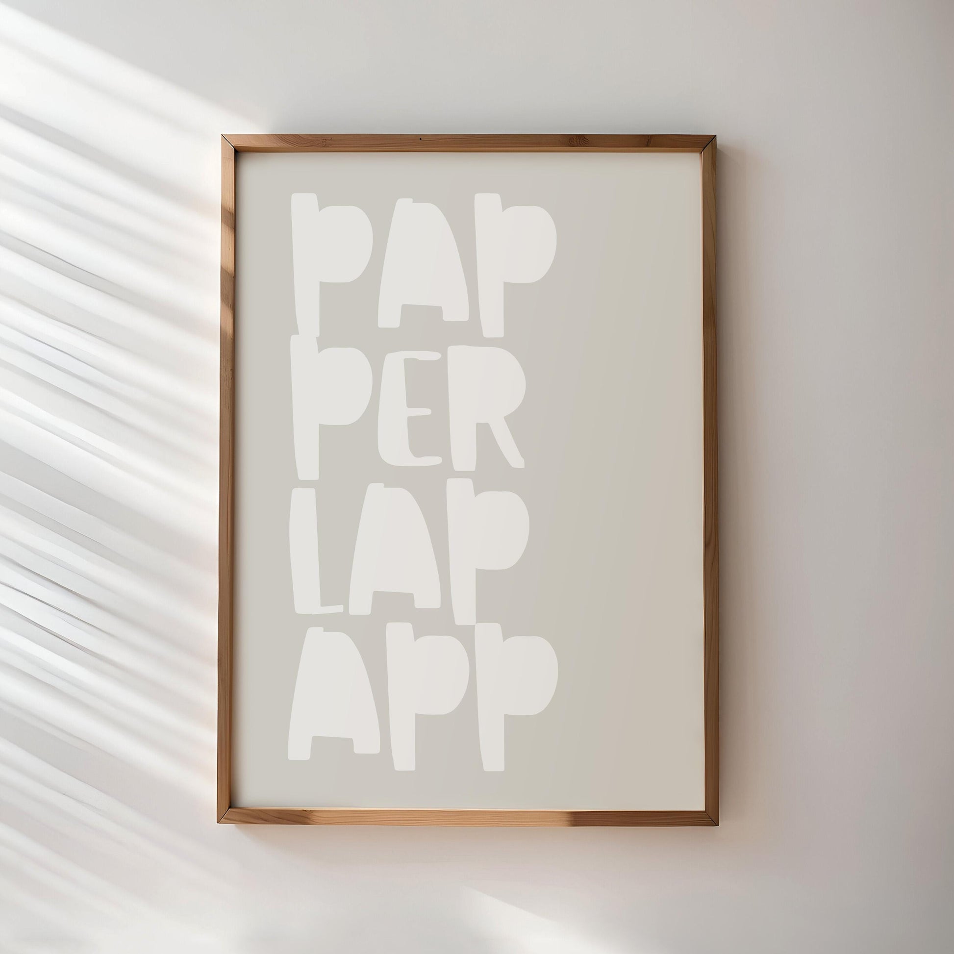 Poster "PAPPERLAPAPP" – Bold typography on a beige background. A creative statement piece for minimalist spaces with humor and style.