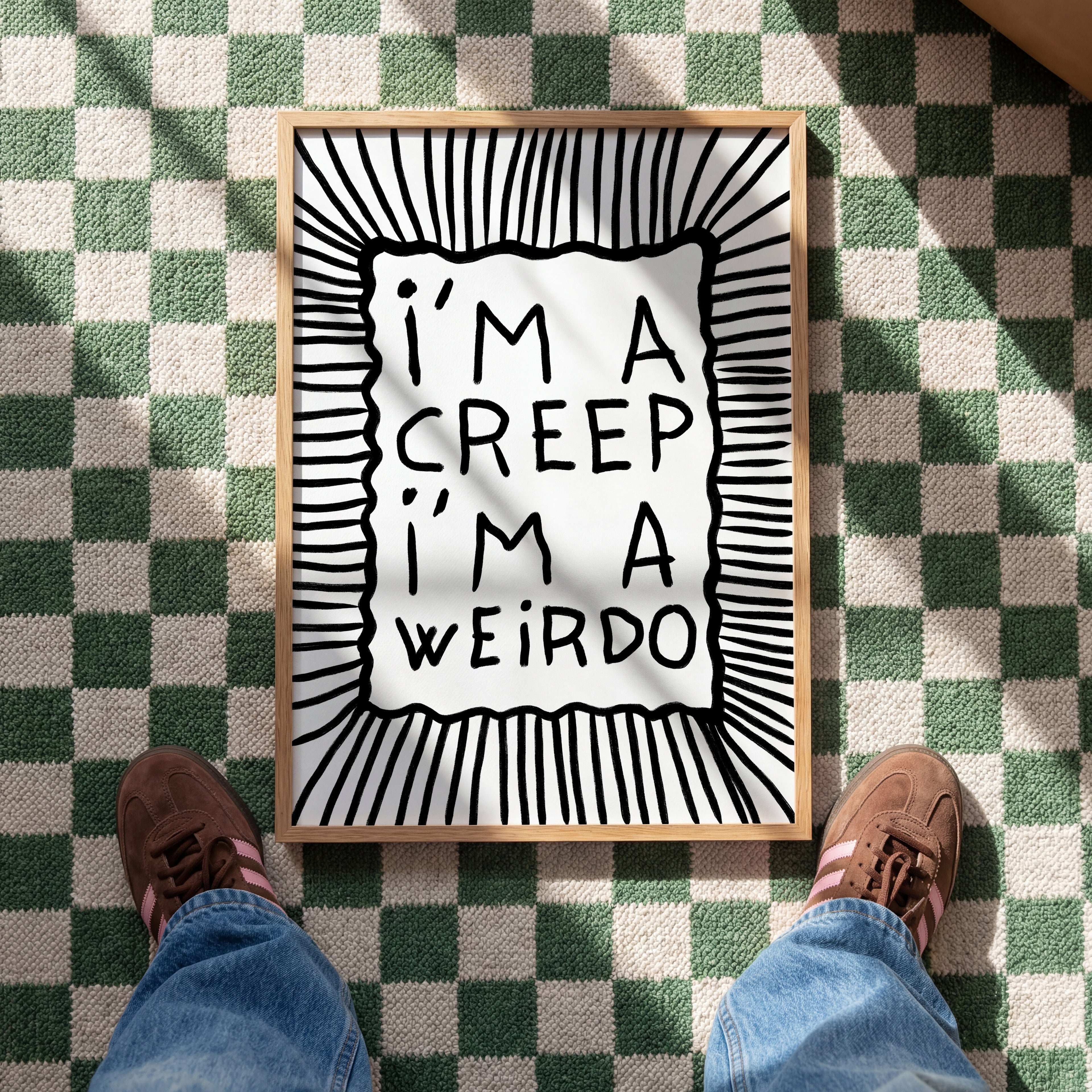 Schwarz weißes I’m A Weirdo Poster mit handgezeichneter Typografie und Linienmuster
Modernes Typography Poster im alternativen Indie Stil für kreative Wohnräume
Minimalistisches Statement Poster mit schwarzer Schrift und abstrakten Linien