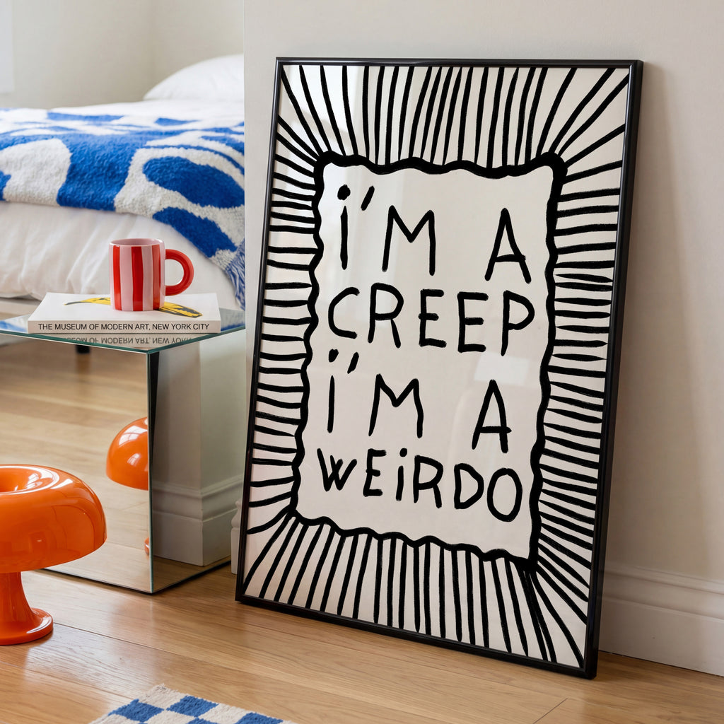 Schwarz weißes I’m A Weirdo Poster mit handgezeichneter Typografie und Linienmuster
Modernes Typography Poster im alternativen Indie Stil für kreative Wohnräume
Minimalistisches Statement Poster mit schwarzer Schrift und abstrakten Linien