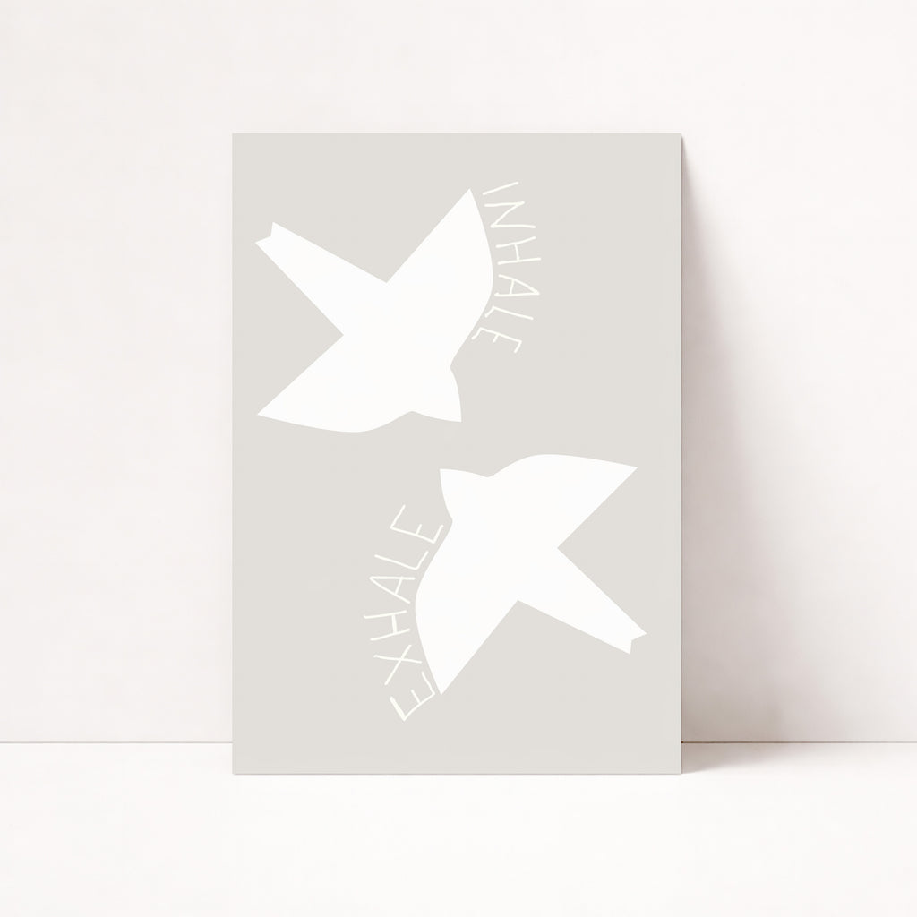 Minimalistisches Inhale Exhale Poster in Beige mit abstrakten Formen und moderner Typografie für Schlafzimmer

Mindfulness Poster mit Inhale Exhale Schriftzug im skandinavischen minimalistischen Design als moderne Wanddeko

Abstraktes Affirmation Poster in neutralen Beige-Tönen für Yoga Raum, Wohnzimmer oder modernes Büro
