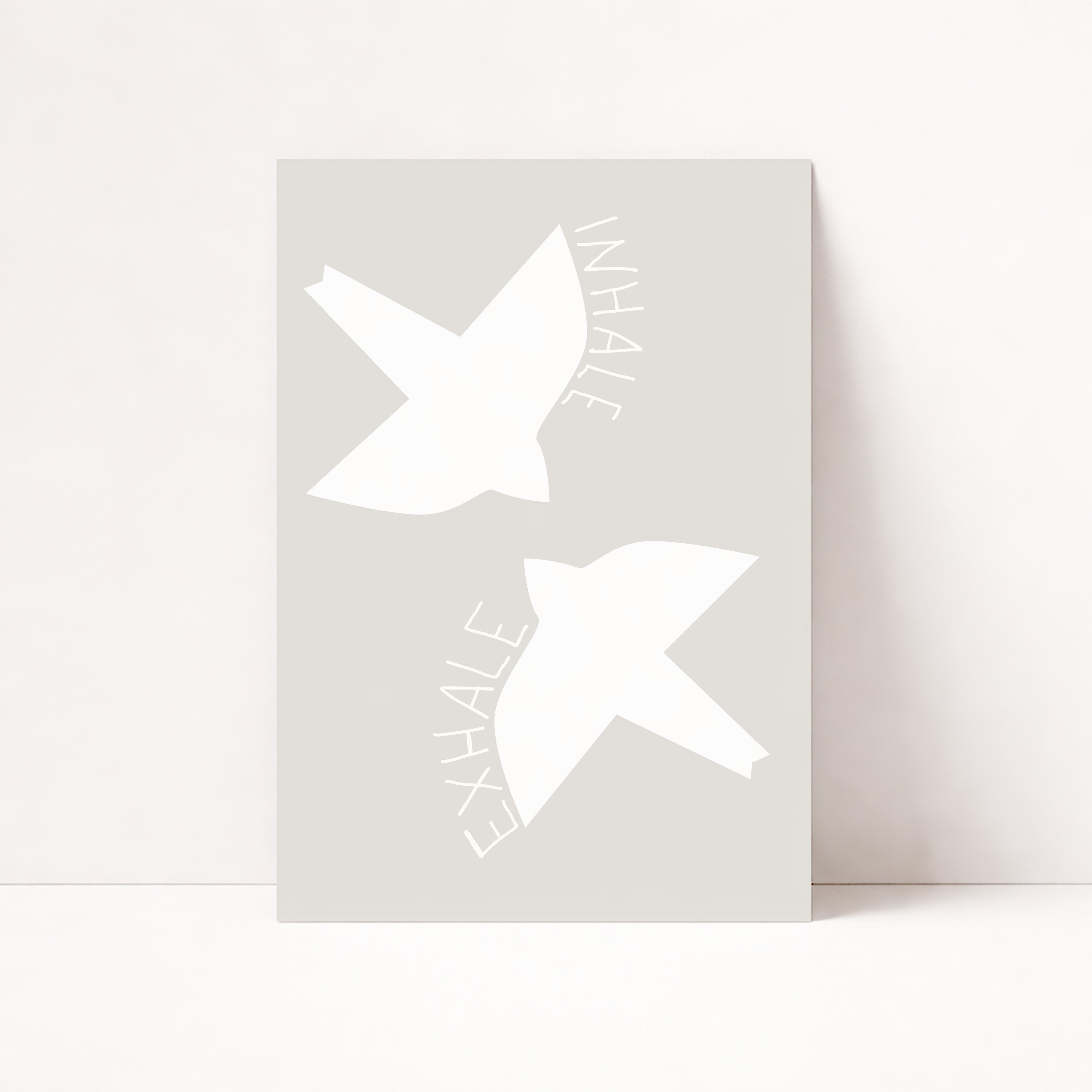 Minimalistisches Inhale Exhale Poster in Beige mit abstrakten Formen und moderner Typografie für Schlafzimmer

Mindfulness Poster mit Inhale Exhale Schriftzug im skandinavischen minimalistischen Design als moderne Wanddeko

Abstraktes Affirmation Poster in neutralen Beige-Tönen für Yoga Raum, Wohnzimmer oder modernes Büro