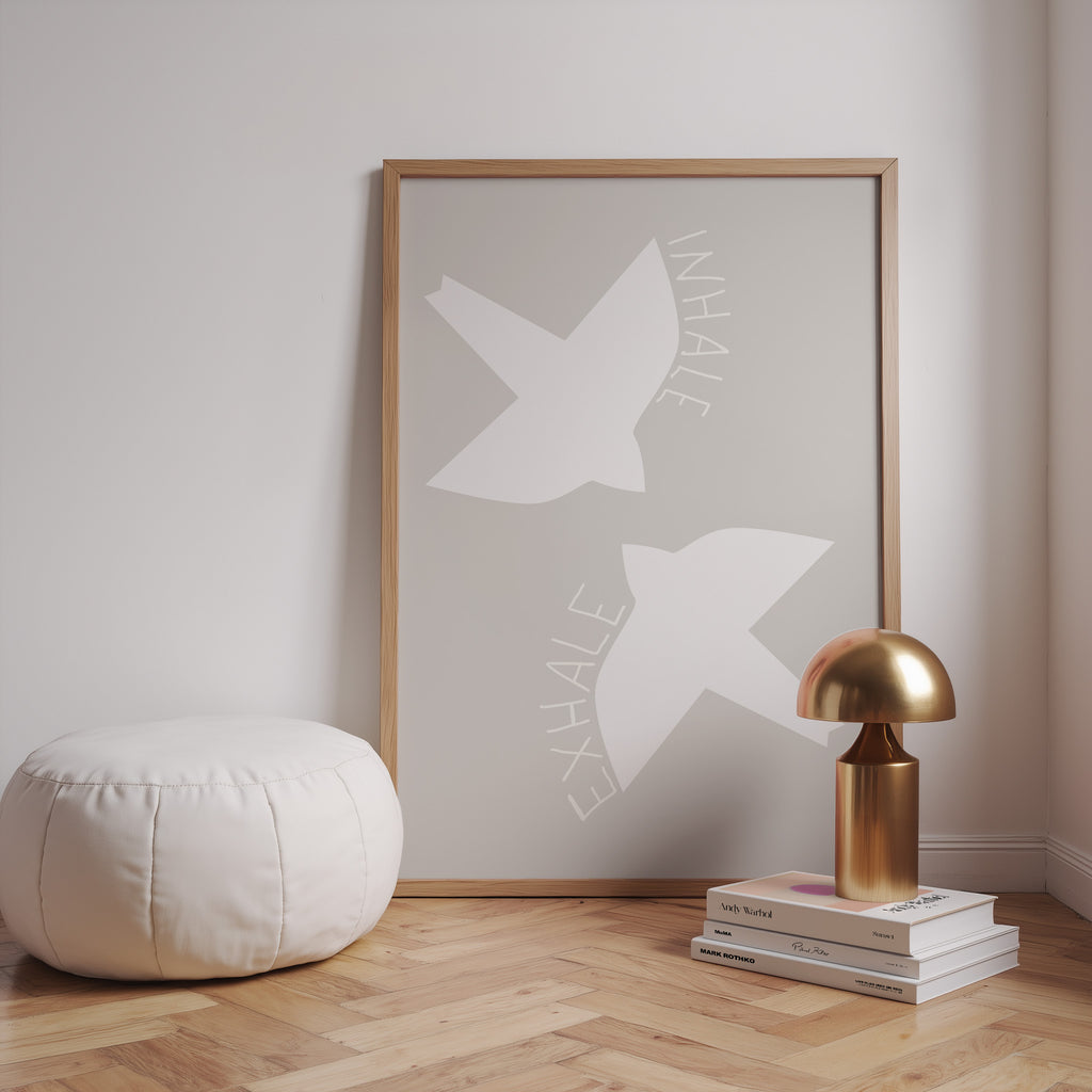 Minimalistisches Inhale Exhale Poster in Beige mit abstrakten Formen und moderner Typografie für Schlafzimmer

Mindfulness Poster mit Inhale Exhale Schriftzug im skandinavischen minimalistischen Design als moderne Wanddeko

Abstraktes Affirmation Poster in neutralen Beige-Tönen für Yoga Raum, Wohnzimmer oder modernes Büro