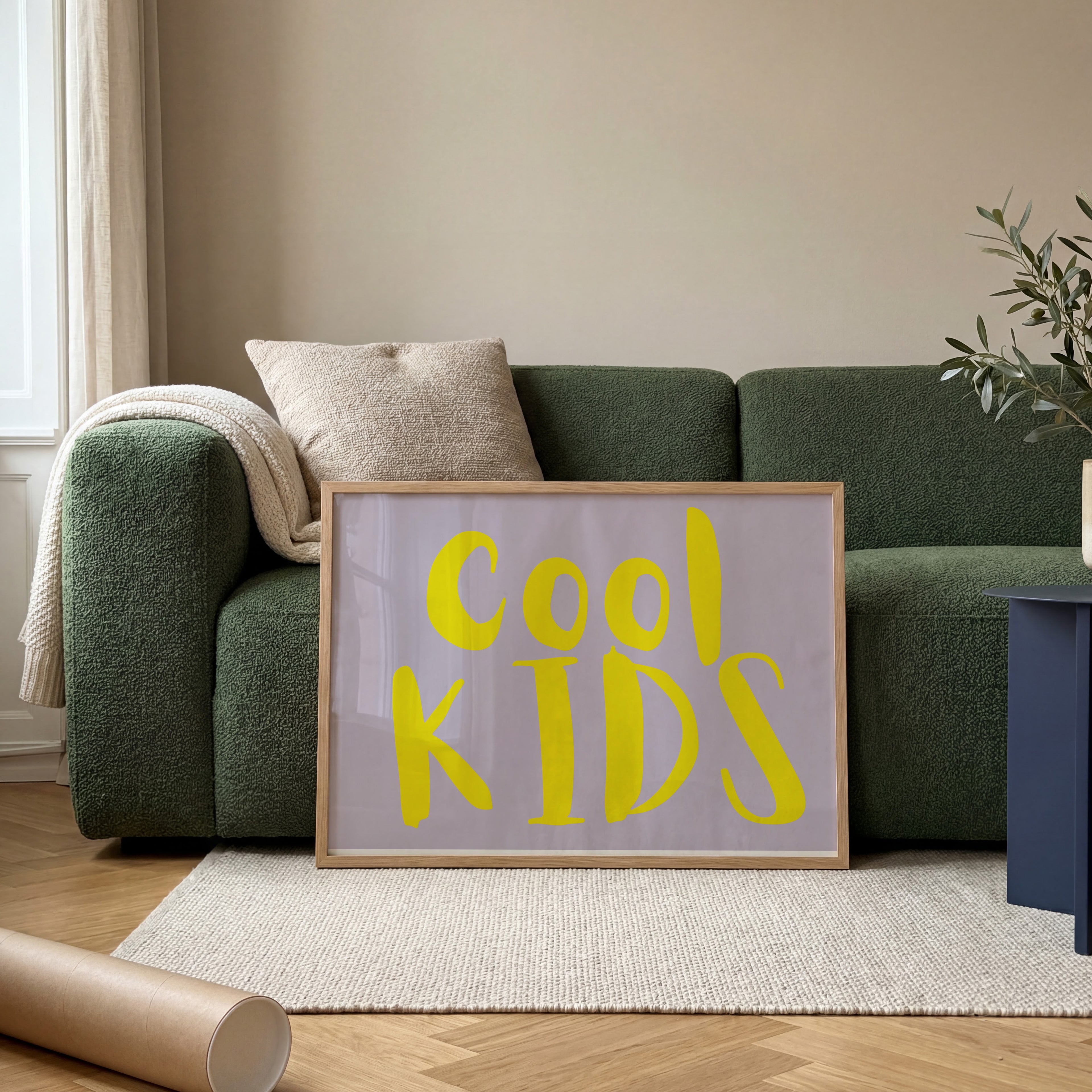 Modernes Typografie Poster mit handgezeichnetem Schriftzug "Cool Kids" in leuchtendem Gelb auf sanft grauem Hintergrund, minimalistische Wandkunst mit verspieltem Charakter, ideal als Kunstdruck für Kinderzimmer, Wohnzimmer oder kreative Räume