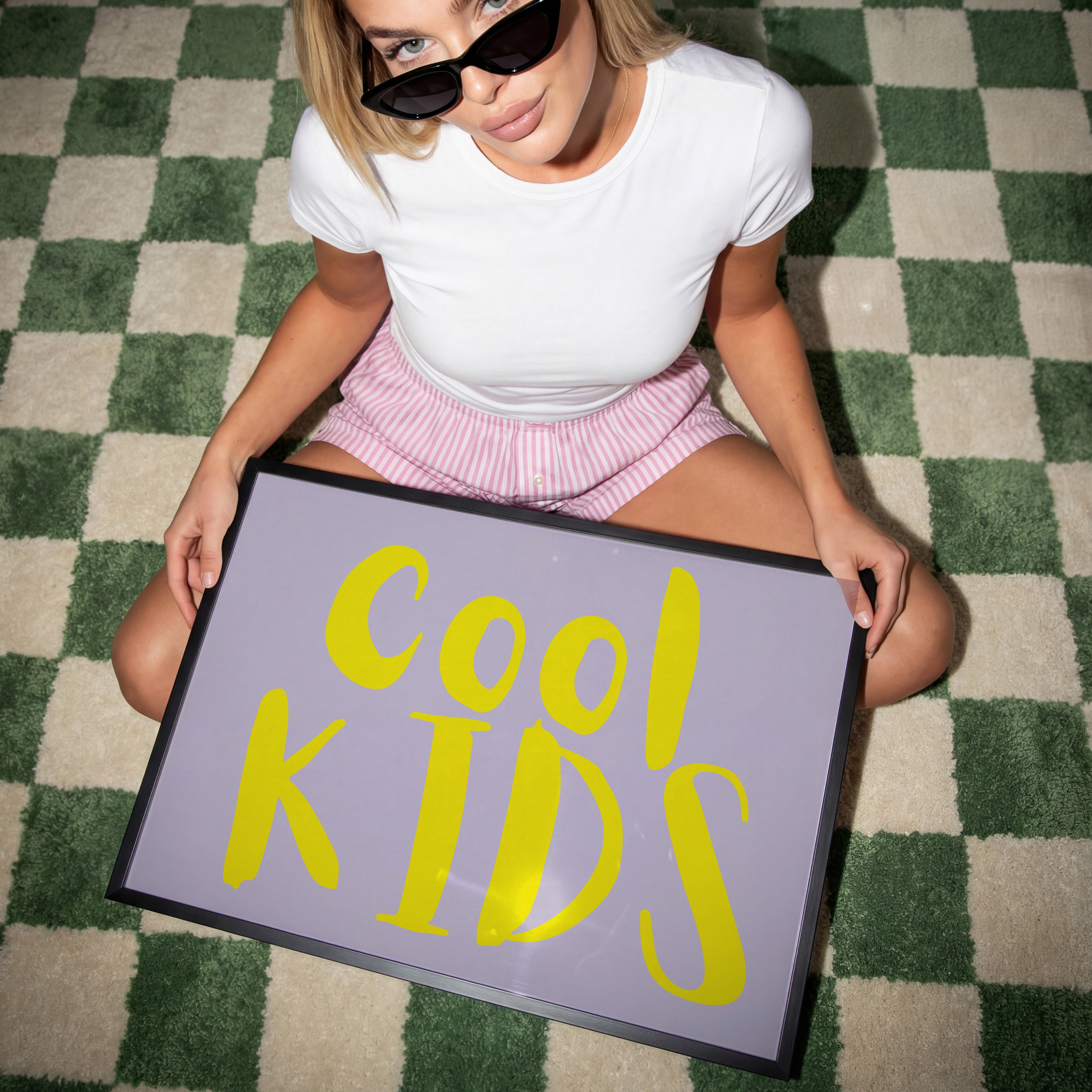 Modernes Typografie Poster mit handgezeichnetem Schriftzug "Cool Kids" in leuchtendem Gelb auf sanft grauem Hintergrund, minimalistische Wandkunst mit verspieltem Charakter, ideal als Kunstdruck für Kinderzimmer, Wohnzimmer oder kreative Räume