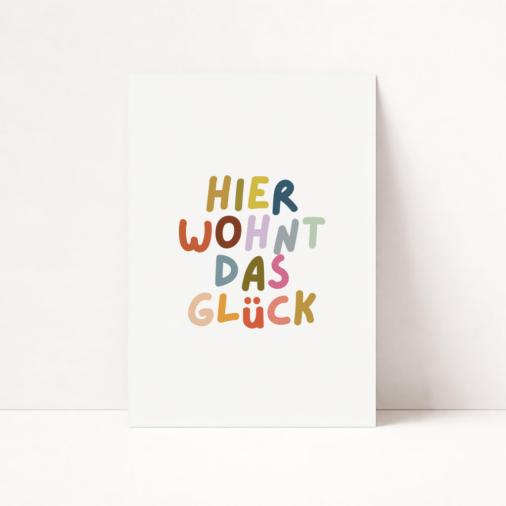 Modernes Typografie Poster mit Schriftzug Hier wohnt das Glück in bunten Farben – stilvolle Wanddeko für Kinderzimmer oder Wohnzimmer

Minimalistisches Spruch Poster auf Deutsch mit farbenfroher Typografie – ästhetische Wandkunst für moderne Wohnräume

Aesthetic Poster mit positivem Spruch Hier wohnt das Glück – freundliche Wanddeko für Zuhause oder Kinderzimmer