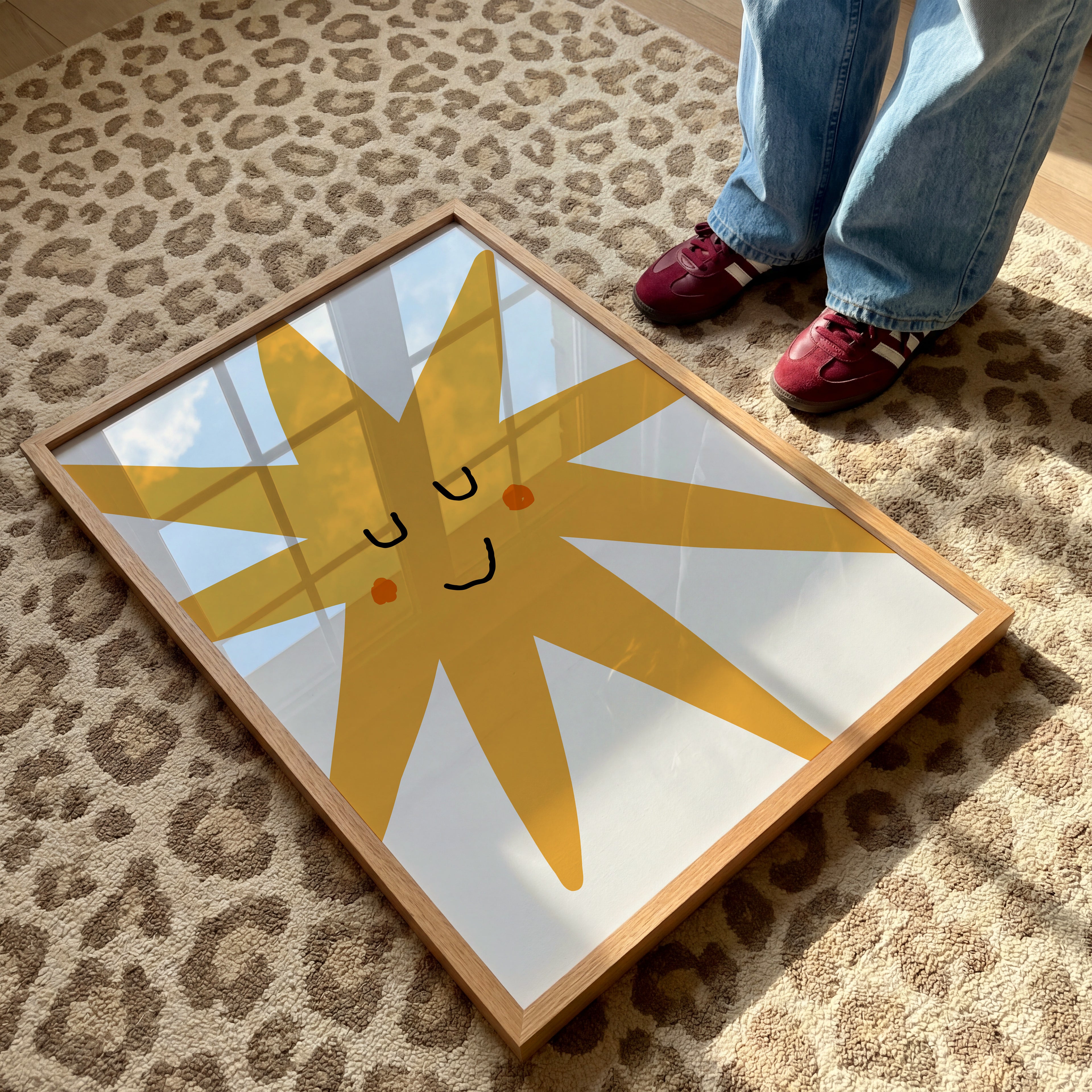 Minimalistisches Sonne Poster für das Kinderzimmer in warmem Gelb mit freundlichem Gesicht, moderne skandinavische Wandkunst für Babyzimmer, Spielzimmer oder liebevoll gestaltete Wohnräume mit heller, ruhiger Atmosphäre