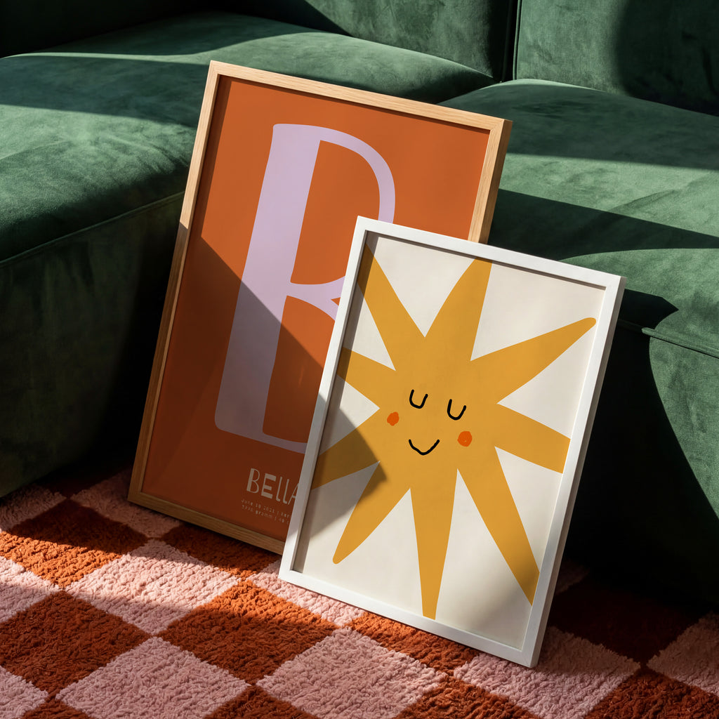 Minimalistisches Sonne Poster für das Kinderzimmer in warmem Gelb mit freundlichem Gesicht, moderne skandinavische Wandkunst für Babyzimmer, Spielzimmer oder liebevoll gestaltete Wohnräume mit heller, ruhiger Atmosphäre