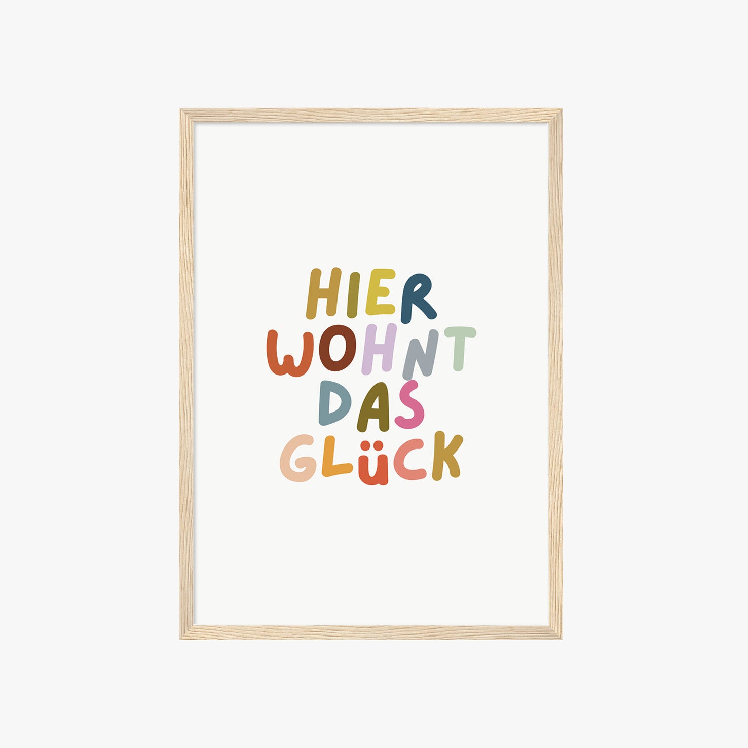 Aesthetic Poster mit positivem Spruch Hier wohnt das Glück – freundliche Wanddeko für Zuhause oder Kinderzimmer

Skandinavisch inspiriertes Typografie Poster mit bunten Buchstaben – moderne Wandgestaltung für Wohnzimmer oder Flur

Dekoratives Wandbild mit Schriftzug Hier wohnt das Glück in verspielter Typografie – warme und einladende Wohnraumdeko
