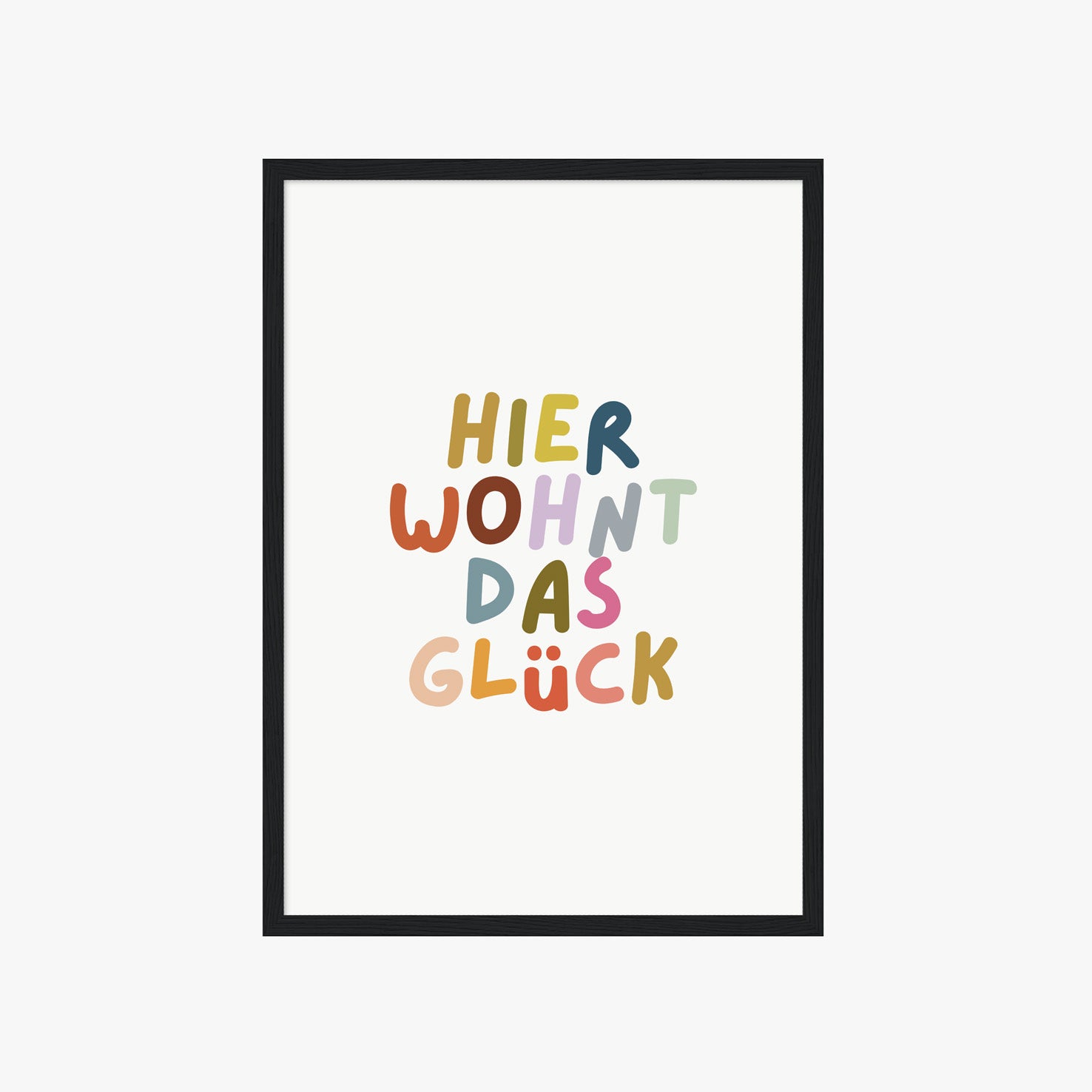 Aesthetic Poster mit positivem Spruch Hier wohnt das Glück – freundliche Wanddeko für Zuhause oder Kinderzimmer

Skandinavisch inspiriertes Typografie Poster mit bunten Buchstaben – moderne Wandgestaltung für Wohnzimmer oder Flur

Dekoratives Wandbild mit Schriftzug Hier wohnt das Glück in verspielter Typografie – warme und einladende Wohnraumdeko