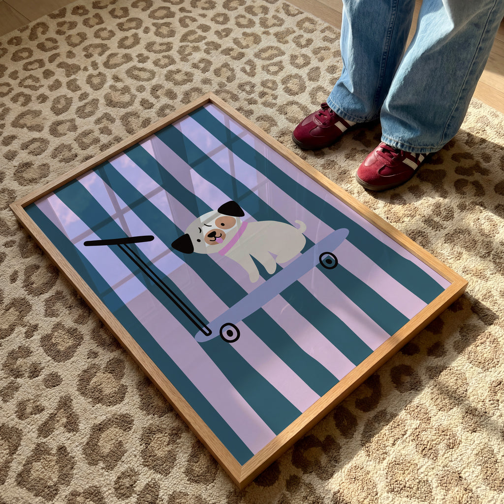 Aesthetic Kinderposter mit niedlichem Hund auf Skateboard und sanften Farben – kreative Wanddeko für moderne Kinderzimmer

Skandinavisches Tierposter mit Mops auf Skateboard und Streifenmuster – liebevolle Wandgestaltung für Kinderzimmer