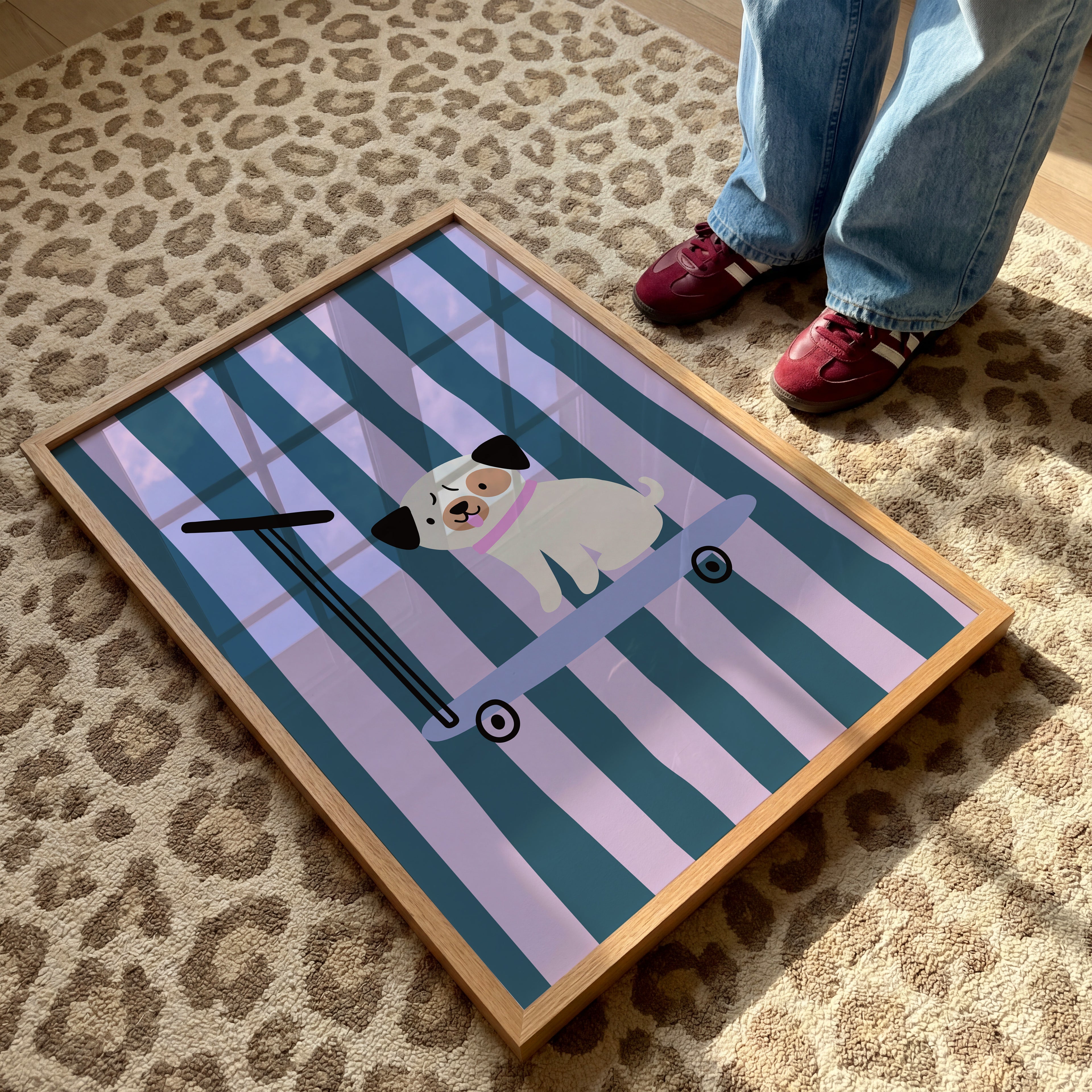 Aesthetic Kinderposter mit niedlichem Hund auf Skateboard und sanften Farben – kreative Wanddeko für moderne Kinderzimmer

Skandinavisches Tierposter mit Mops auf Skateboard und Streifenmuster – liebevolle Wandgestaltung für Kinderzimmer