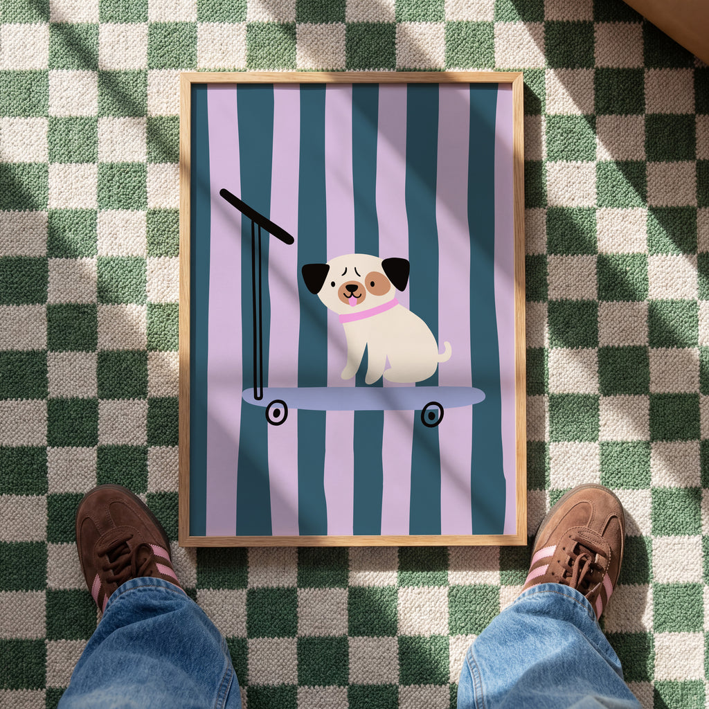 Süßes Kinderposter mit Mops auf Skateboard vor lila-blau gestreiftem Hintergrund – moderne Wanddeko für Kinderzimmer

Minimalistisches Mops Poster mit Skateboard Motiv im Retro Stil – stilvolle Wandkunst für Babyzimmer oder Spielzimmer