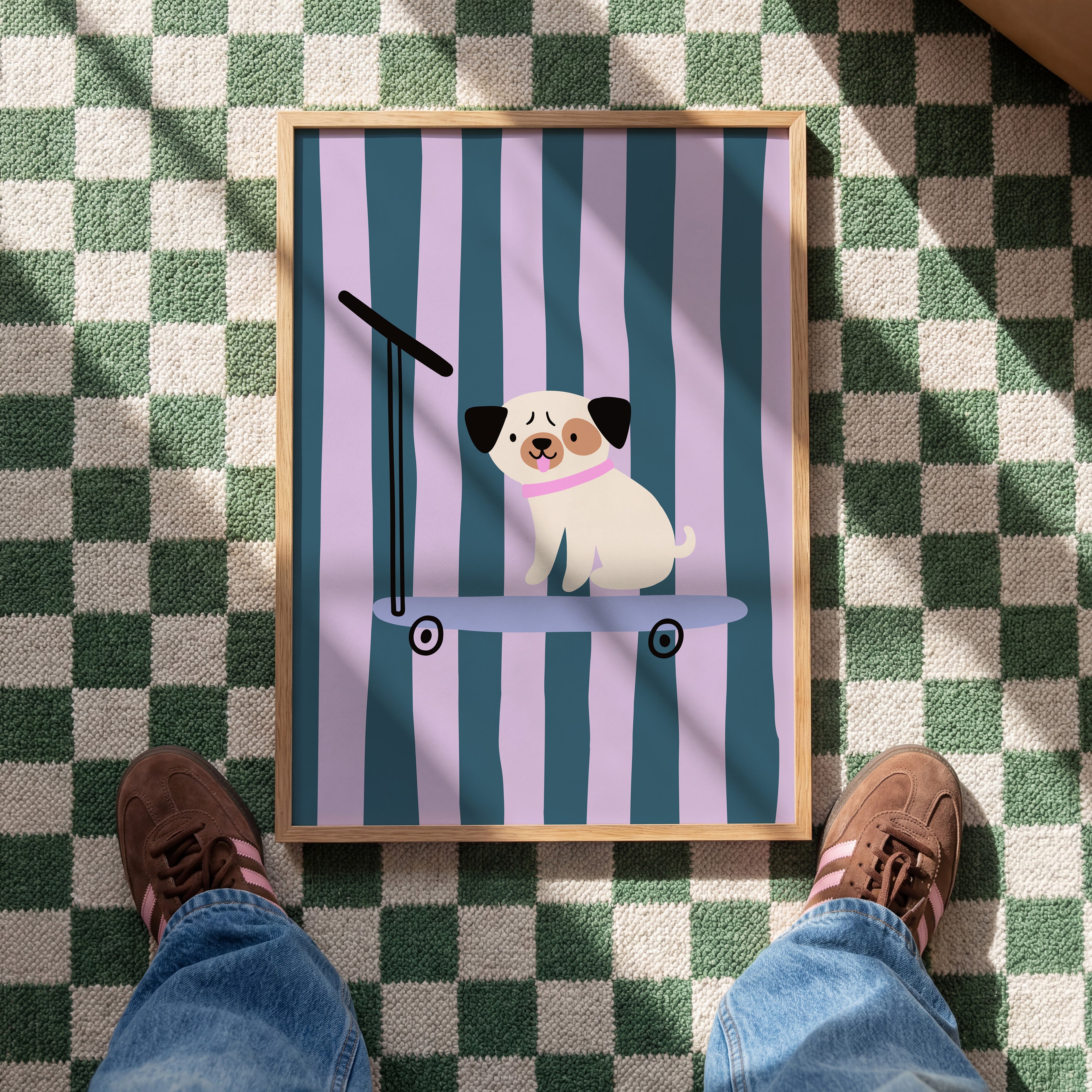 Süßes Kinderposter mit Mops auf Skateboard vor lila-blau gestreiftem Hintergrund – moderne Wanddeko für Kinderzimmer

Minimalistisches Mops Poster mit Skateboard Motiv im Retro Stil – stilvolle Wandkunst für Babyzimmer oder Spielzimmer