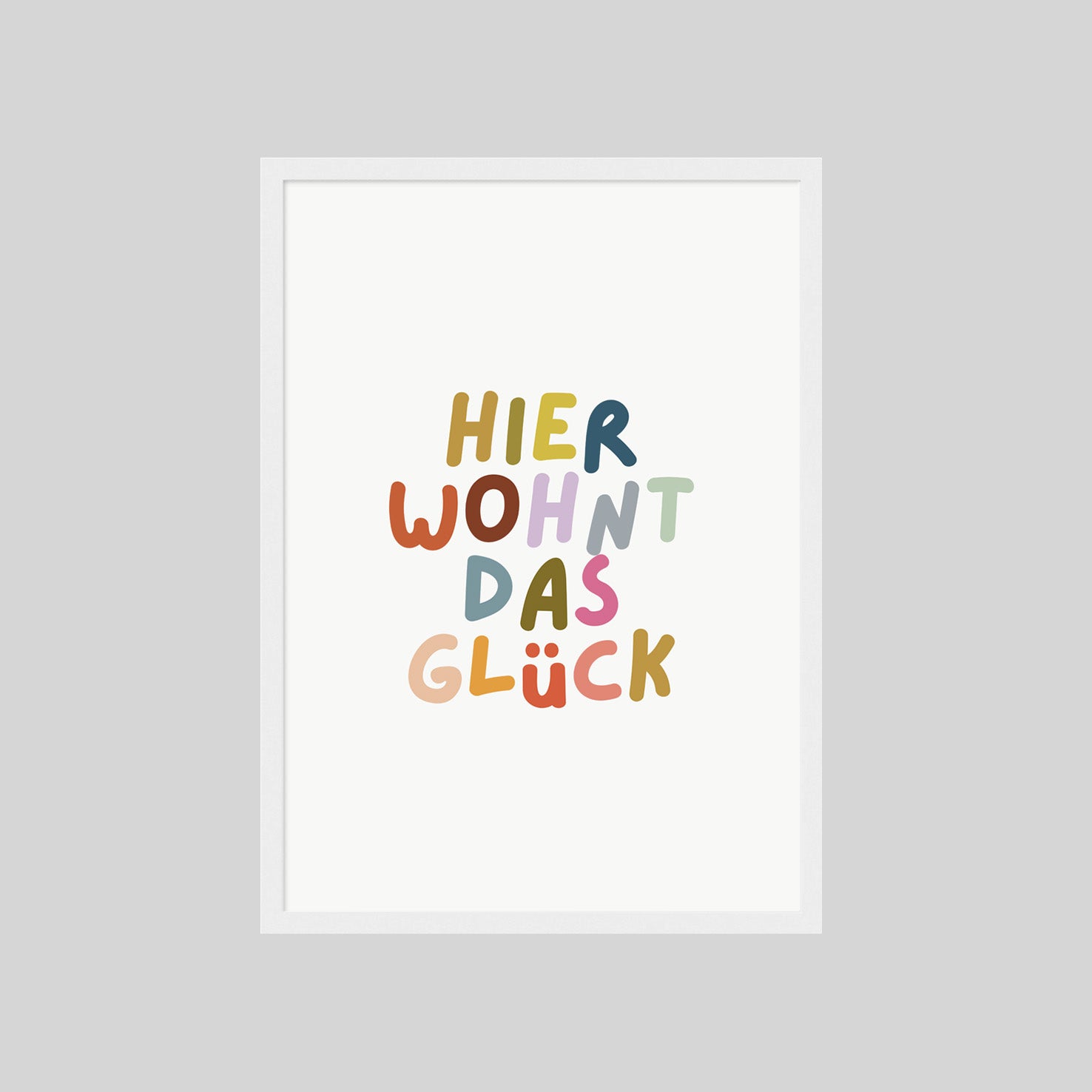 Aesthetic Poster mit positivem Spruch Hier wohnt das Glück – freundliche Wanddeko für Zuhause oder Kinderzimmer

Skandinavisch inspiriertes Typografie Poster mit bunten Buchstaben – moderne Wandgestaltung für Wohnzimmer oder Flur

Dekoratives Wandbild mit Schriftzug Hier wohnt das Glück in verspielter Typografie – warme und einladende Wohnraumdeko
