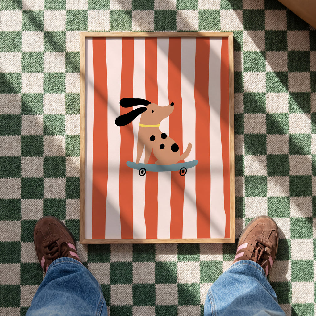 Kinderposter mit Dackel auf Skateboard vor orange gestreiftem Hintergrund – moderne Wanddeko für Kinderzimmer