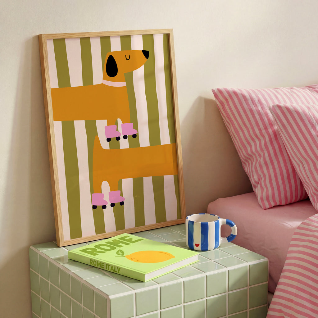 Skandinavisches Hunde Poster für Kinder mit süßer Dackel Illustration und weichen Farbtönen – ruhige Wandgestaltung