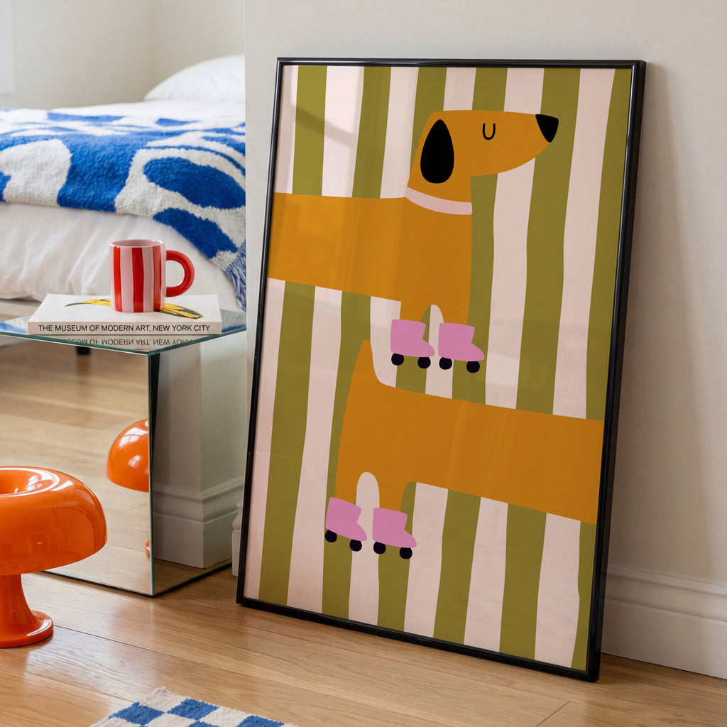 Skandinavisches Hunde Poster für Kinder mit süßer Dackel Illustration und weichen Farbtönen – ruhige Wandgestaltung