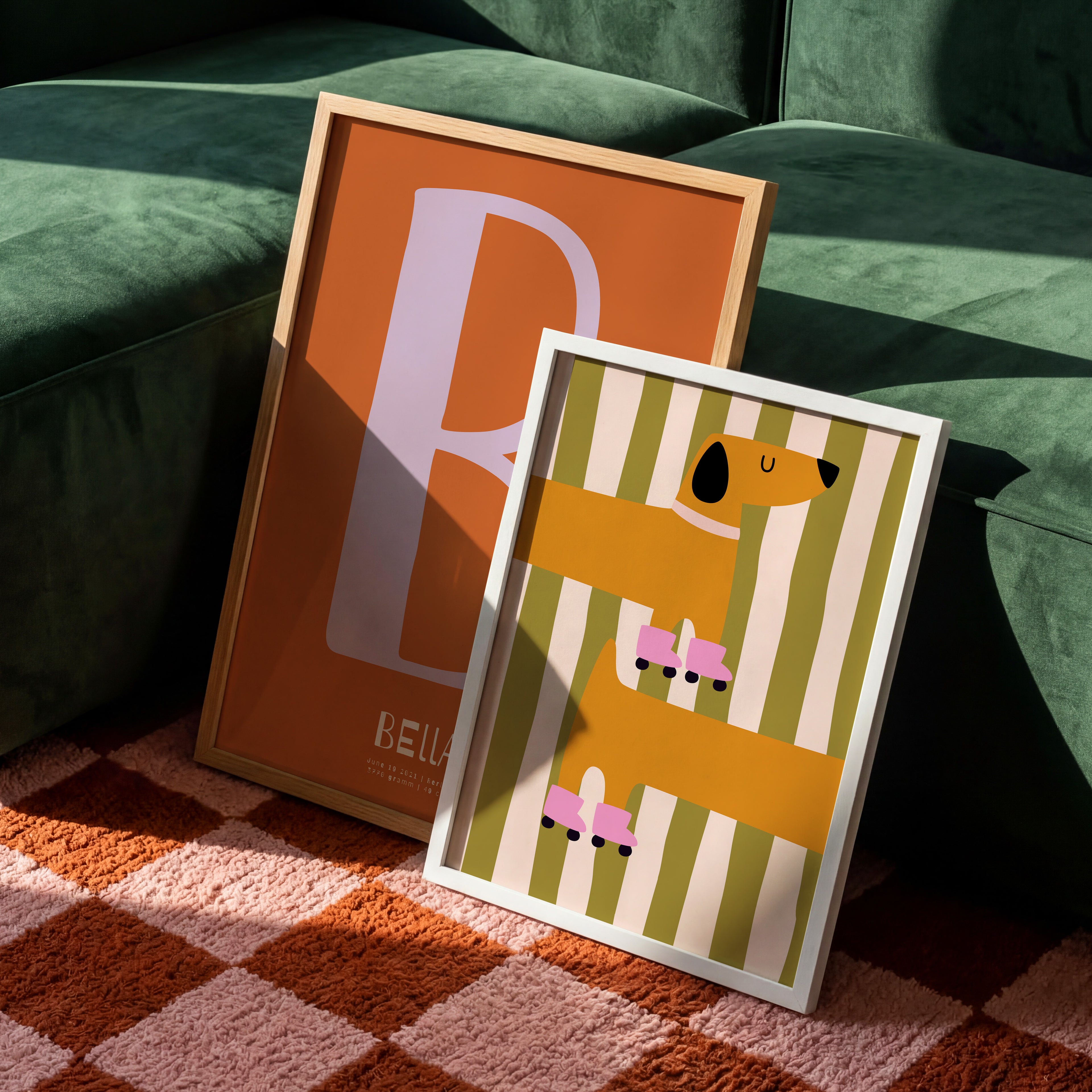 Süßes Kinderposter mit Dackel Illustration in warmen Farben und gestreiftem Hintergrund – moderne Wanddeko fürs Kinderzimmer