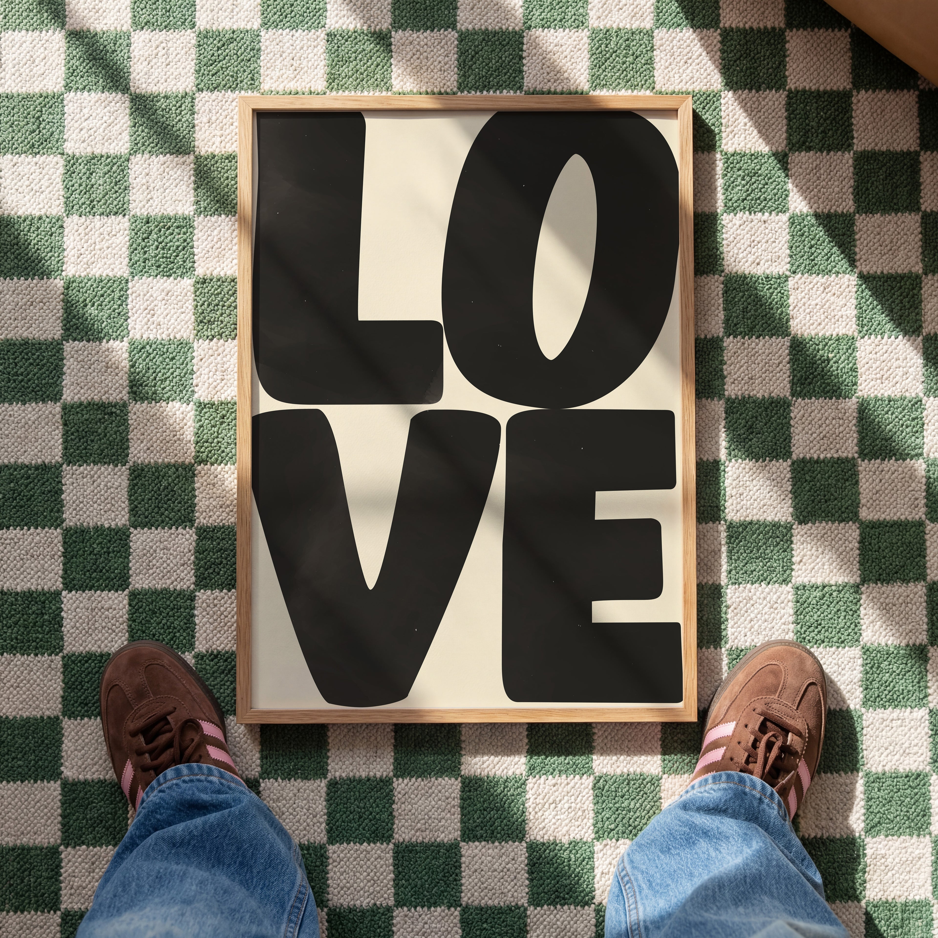 Minimalistisches LOVE Poster in Schwarz-Beige mit moderner Typografie – stilvolle Wanddeko für Wohnzimmer
Typografie Poster mit Schriftzug LOVE im modernen Stil – elegante Wandkunst in neutralen Farben