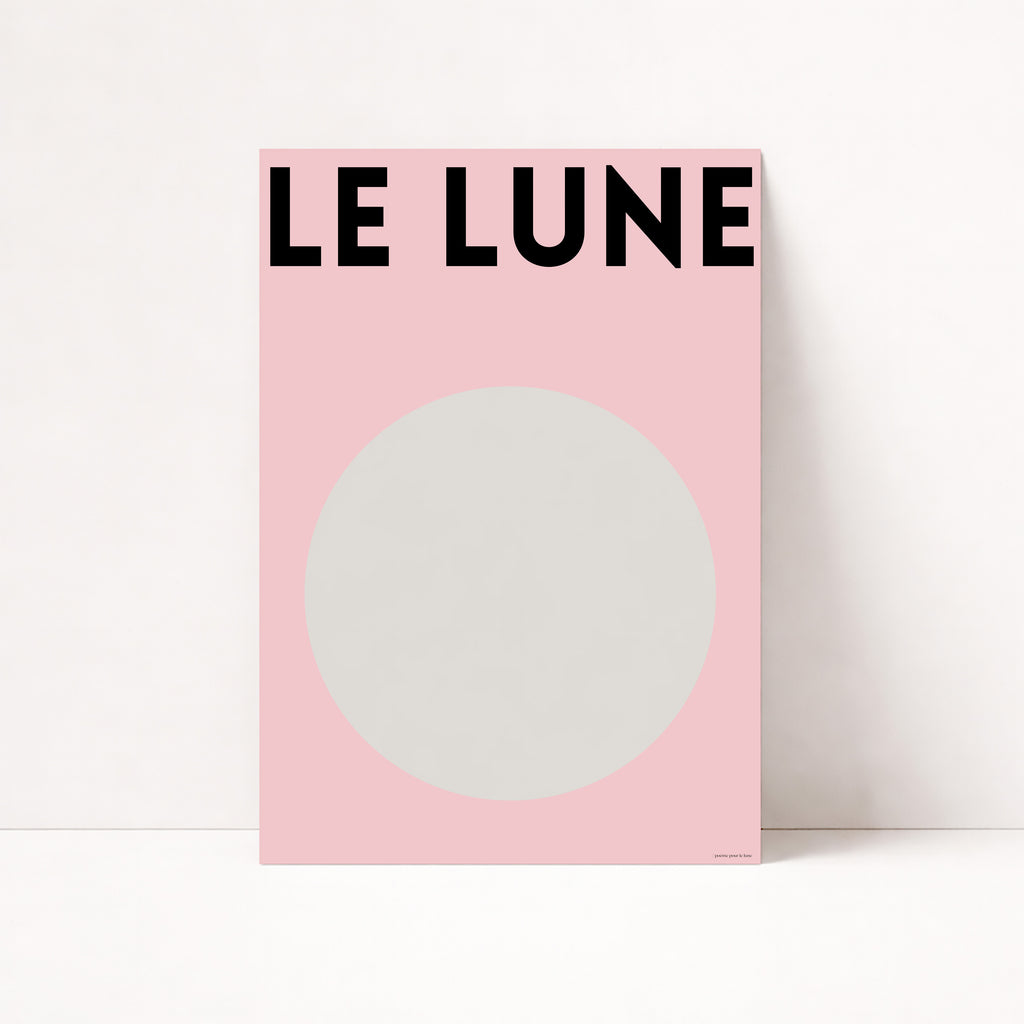 Minimalistisches Le Lune Poster mit abstraktem Mondmotiv in sanften Rosatönen
Modernes Mond Poster im skandinavischen Stil für stilvolle Wohnräume
Ästhetisches Moon Wall Art Poster mit minimalistischer Typografie und softem Design
Abstraktes Le Lune Wandbild mit grafischem Mondkreis und modernem Interior Look
Skandinavisches Poster mit Mondmotiv und rosa Hintergrund für modernes Wohnzimmer