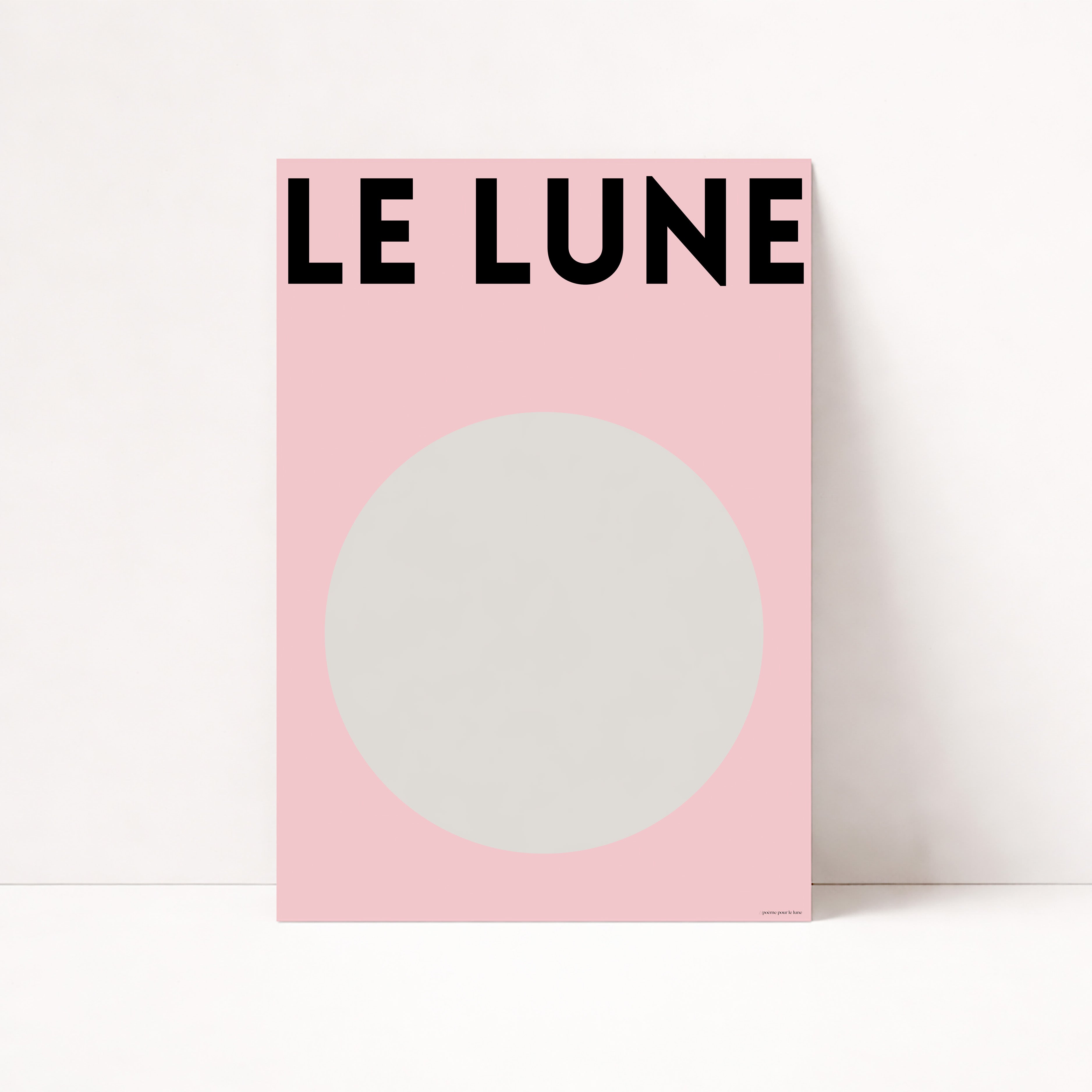 Minimalistisches Le Lune Poster mit abstraktem Mondmotiv in sanften Rosatönen
Modernes Mond Poster im skandinavischen Stil für stilvolle Wohnräume
Ästhetisches Moon Wall Art Poster mit minimalistischer Typografie und softem Design
Abstraktes Le Lune Wandbild mit grafischem Mondkreis und modernem Interior Look
Skandinavisches Poster mit Mondmotiv und rosa Hintergrund für modernes Wohnzimmer