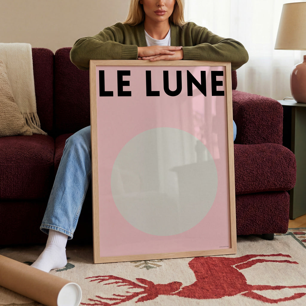 Minimalistisches Le Lune Poster mit abstraktem Mondmotiv in sanften Rosatönen
Modernes Mond Poster im skandinavischen Stil für stilvolle Wohnräume
Ästhetisches Moon Wall Art Poster mit minimalistischer Typografie und softem Design
Abstraktes Le Lune Wandbild mit grafischem Mondkreis und modernem Interior Look
Skandinavisches Poster mit Mondmotiv und rosa Hintergrund für modernes Wohnzimmer