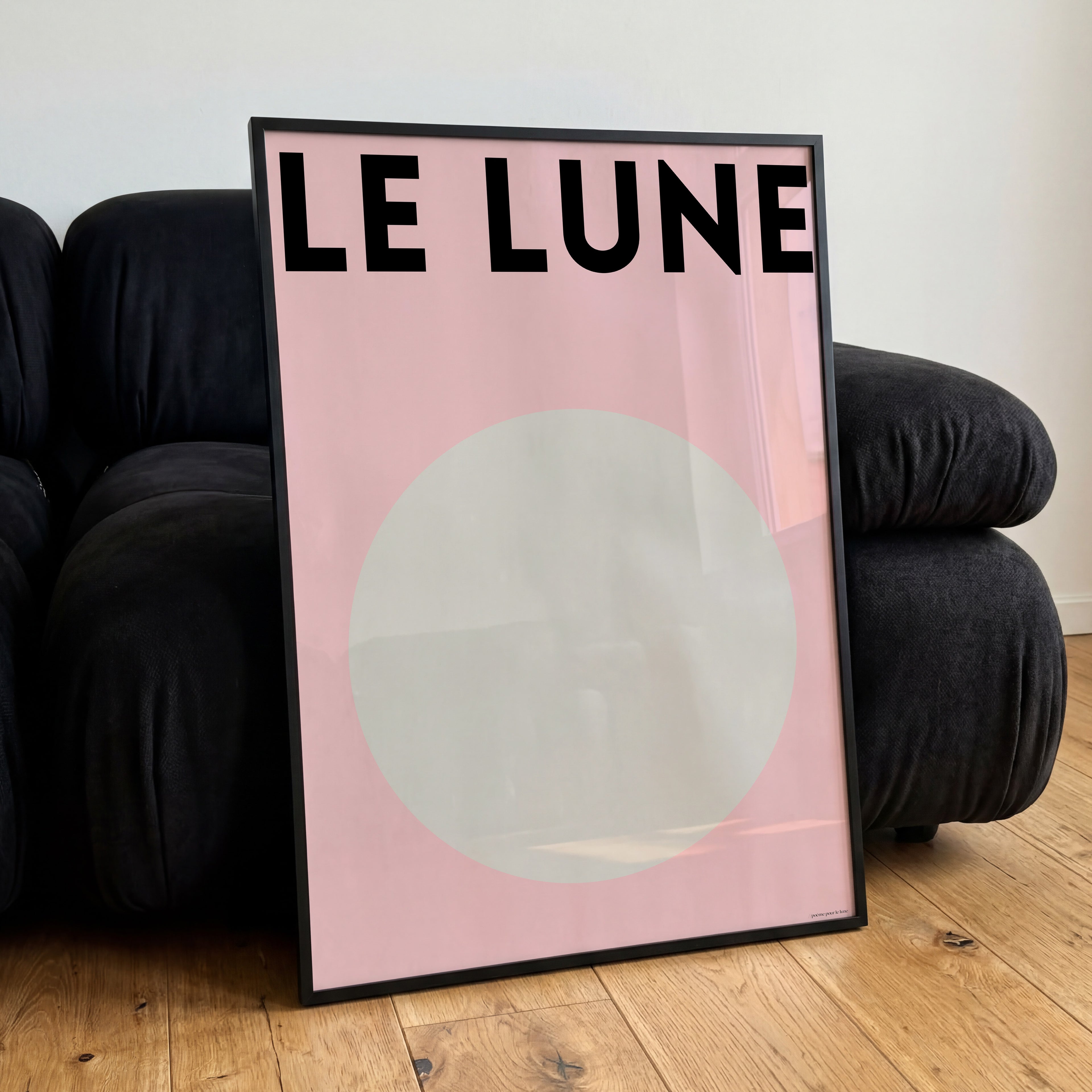 Minimalistisches Le Lune Poster mit abstraktem Mondmotiv in sanften Rosatönen
Modernes Mond Poster im skandinavischen Stil für stilvolle Wohnräume
Ästhetisches Moon Wall Art Poster mit minimalistischer Typografie und softem Design
Abstraktes Le Lune Wandbild mit grafischem Mondkreis und modernem Interior Look
Skandinavisches Poster mit Mondmotiv und rosa Hintergrund für modernes Wohnzimmer