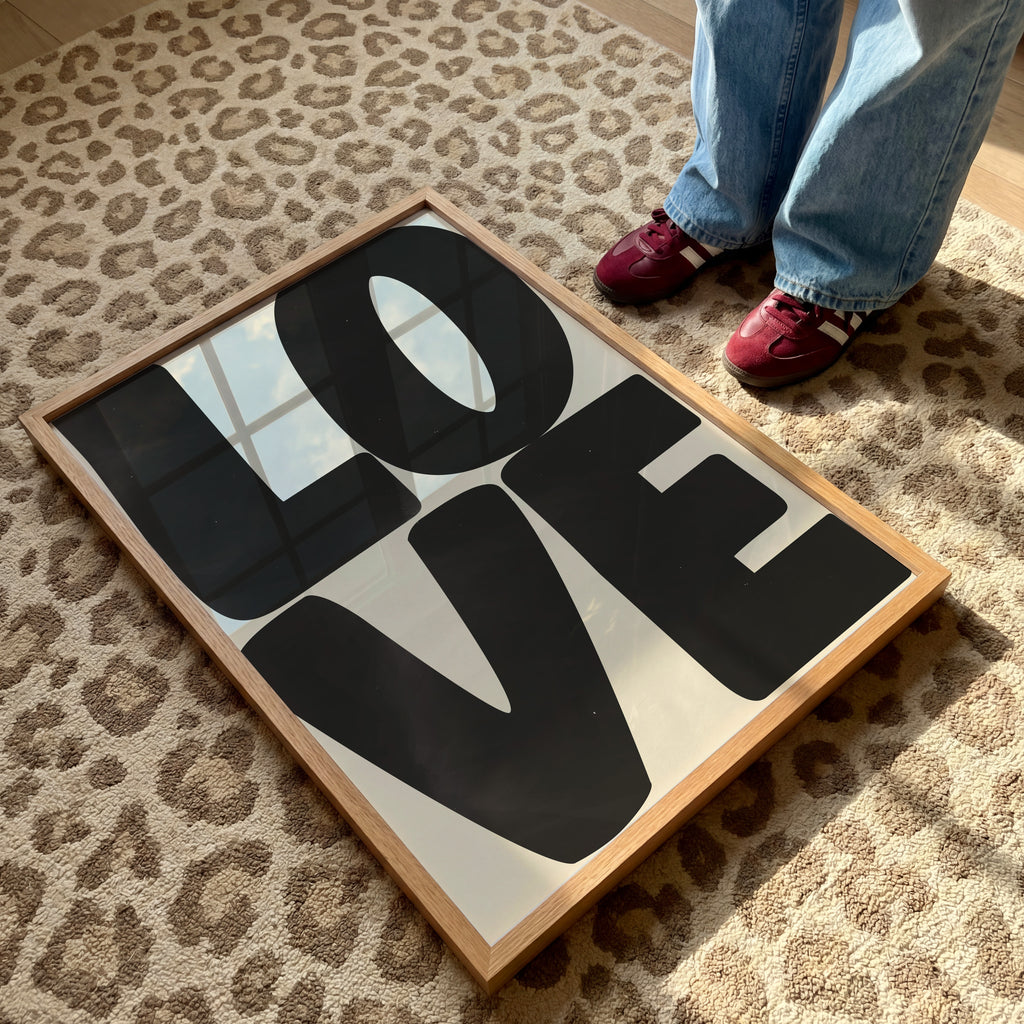 Minimalistisches LOVE Poster in Schwarz-Beige mit moderner Typografie – stilvolle Wanddeko für Wohnzimmer
Typografie Poster mit Schriftzug LOVE im modernen Stil – elegante Wandkunst in neutralen Farben