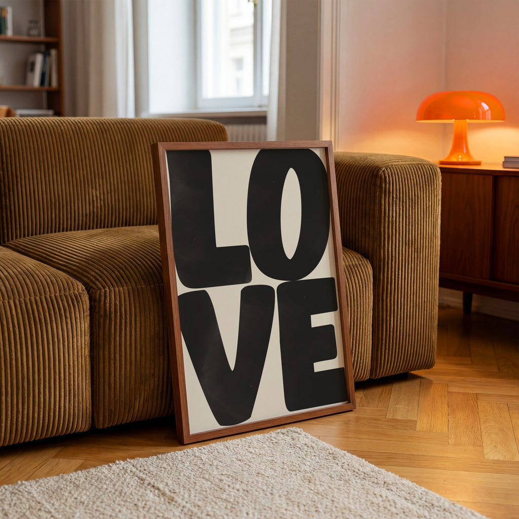 Schwarz-weißes LOVE Wandbild im minimalistischen Design – modernes Poster für stilvolle Räume
Grafisches LOVE Poster mit großer Schrift – ästhetische Wanddeko im skandinavischen Stil