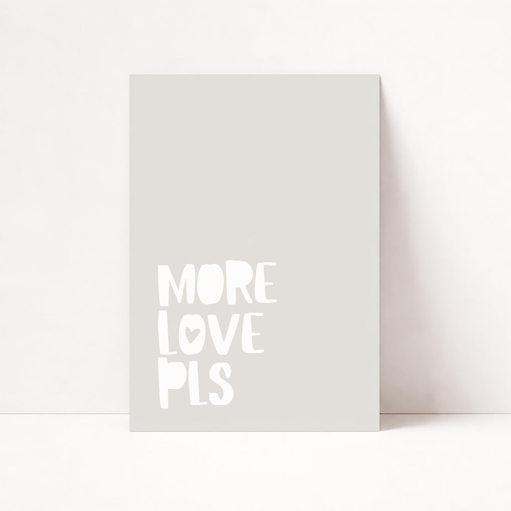 Minimalistisches Typografie Poster mit Schriftzug More Love Pls – moderne Wanddeko für Wohnzimmer und Schlafzimmer