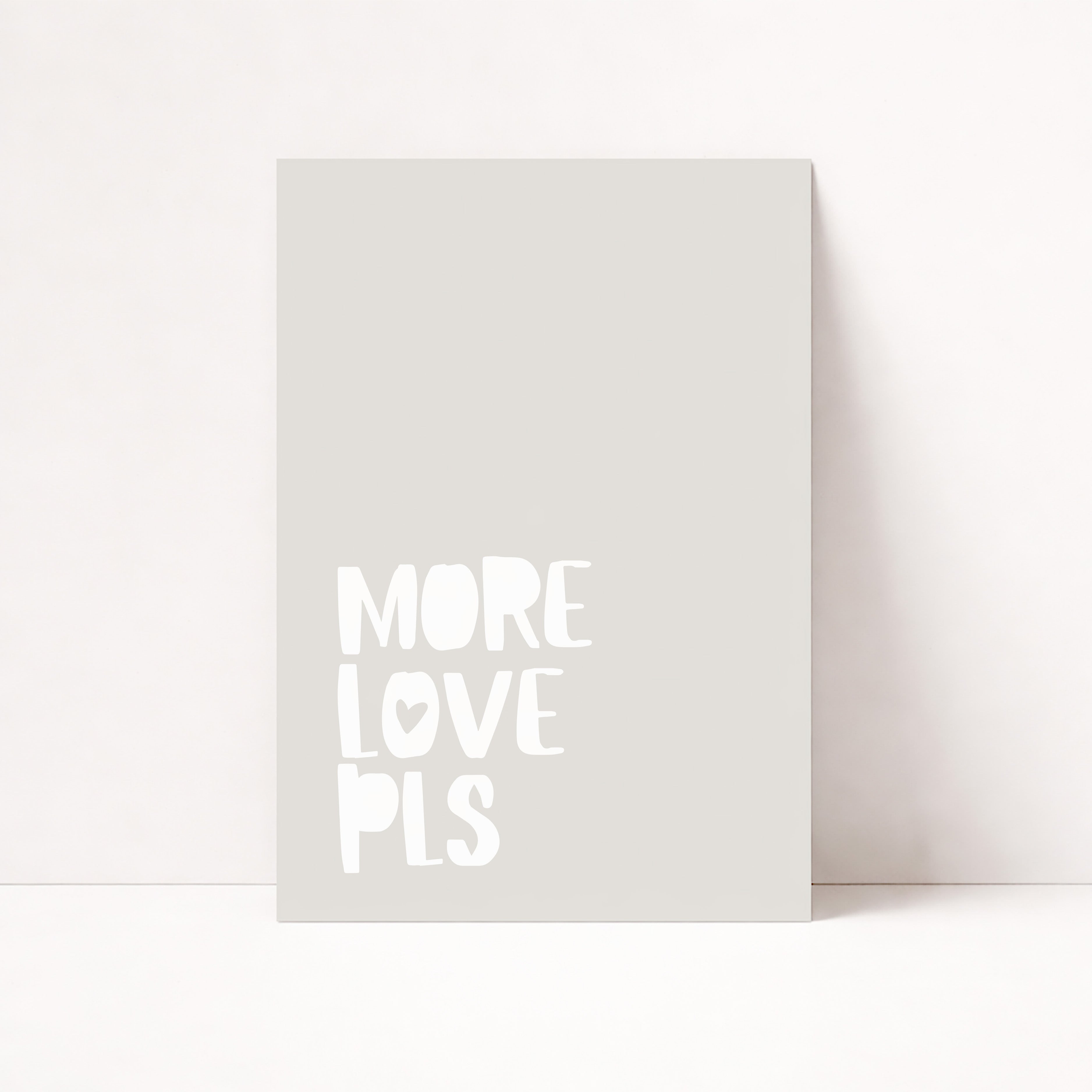 Minimalistisches Typografie Poster mit Schriftzug More Love Pls – moderne Wanddeko für Wohnzimmer und Schlafzimmer