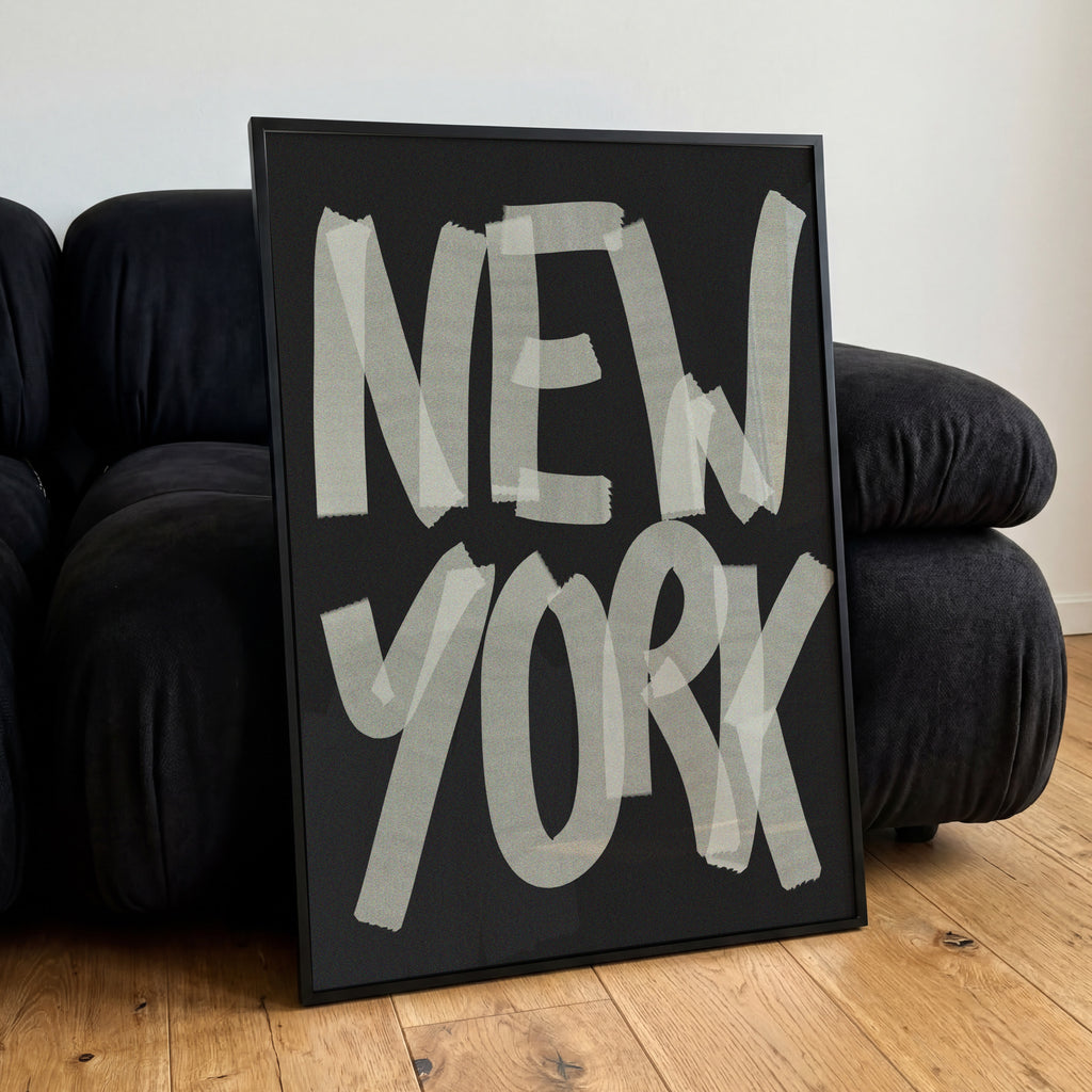 rbanes New York Poster mit großer Schwarz-Weiß-Typografie im modernen Street-Art Stil

Typografie Wandbild mit New York Schriftzug als moderne Wanddeko für Wohnzimmer und Büro

Minimalistisches New York Poster in Schwarz-Weiß mit markantem urbanem Design

Modernes City Poster mit großem New York Schriftzug für Loft, Büro oder Flur

Grafisches Typografie Poster mit New York Motiv und monochromer Gestaltung für moderne Wohnräume