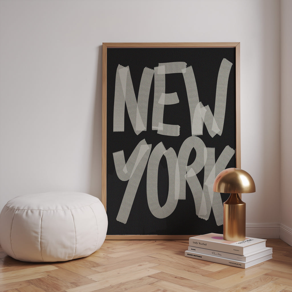 rbanes New York Poster mit großer Schwarz-Weiß-Typografie im modernen Street-Art Stil

Typografie Wandbild mit New York Schriftzug als moderne Wanddeko für Wohnzimmer und Büro

Minimalistisches New York Poster in Schwarz-Weiß mit markantem urbanem Design

Modernes City Poster mit großem New York Schriftzug für Loft, Büro oder Flur

Grafisches Typografie Poster mit New York Motiv und monochromer Gestaltung für moderne Wohnräume