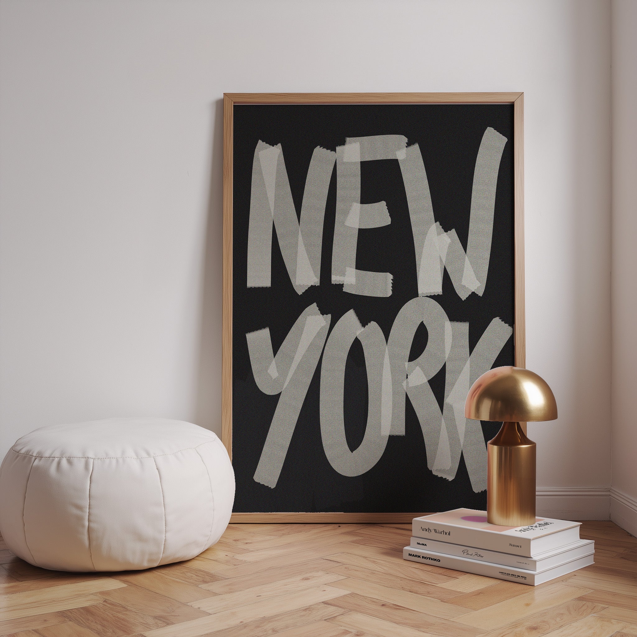 rbanes New York Poster mit großer Schwarz-Weiß-Typografie im modernen Street-Art Stil

Typografie Wandbild mit New York Schriftzug als moderne Wanddeko für Wohnzimmer und Büro

Minimalistisches New York Poster in Schwarz-Weiß mit markantem urbanem Design

Modernes City Poster mit großem New York Schriftzug für Loft, Büro oder Flur

Grafisches Typografie Poster mit New York Motiv und monochromer Gestaltung für moderne Wohnräume