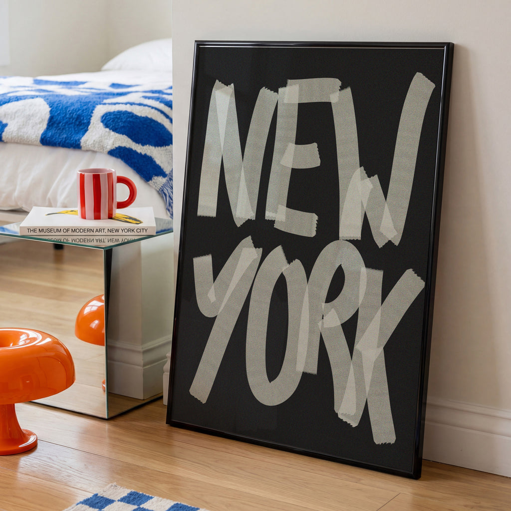 rbanes New York Poster mit großer Schwarz-Weiß-Typografie im modernen Street-Art Stil

Typografie Wandbild mit New York Schriftzug als moderne Wanddeko für Wohnzimmer und Büro

Minimalistisches New York Poster in Schwarz-Weiß mit markantem urbanem Design

Modernes City Poster mit großem New York Schriftzug für Loft, Büro oder Flur

Grafisches Typografie Poster mit New York Motiv und monochromer Gestaltung für moderne Wohnräume