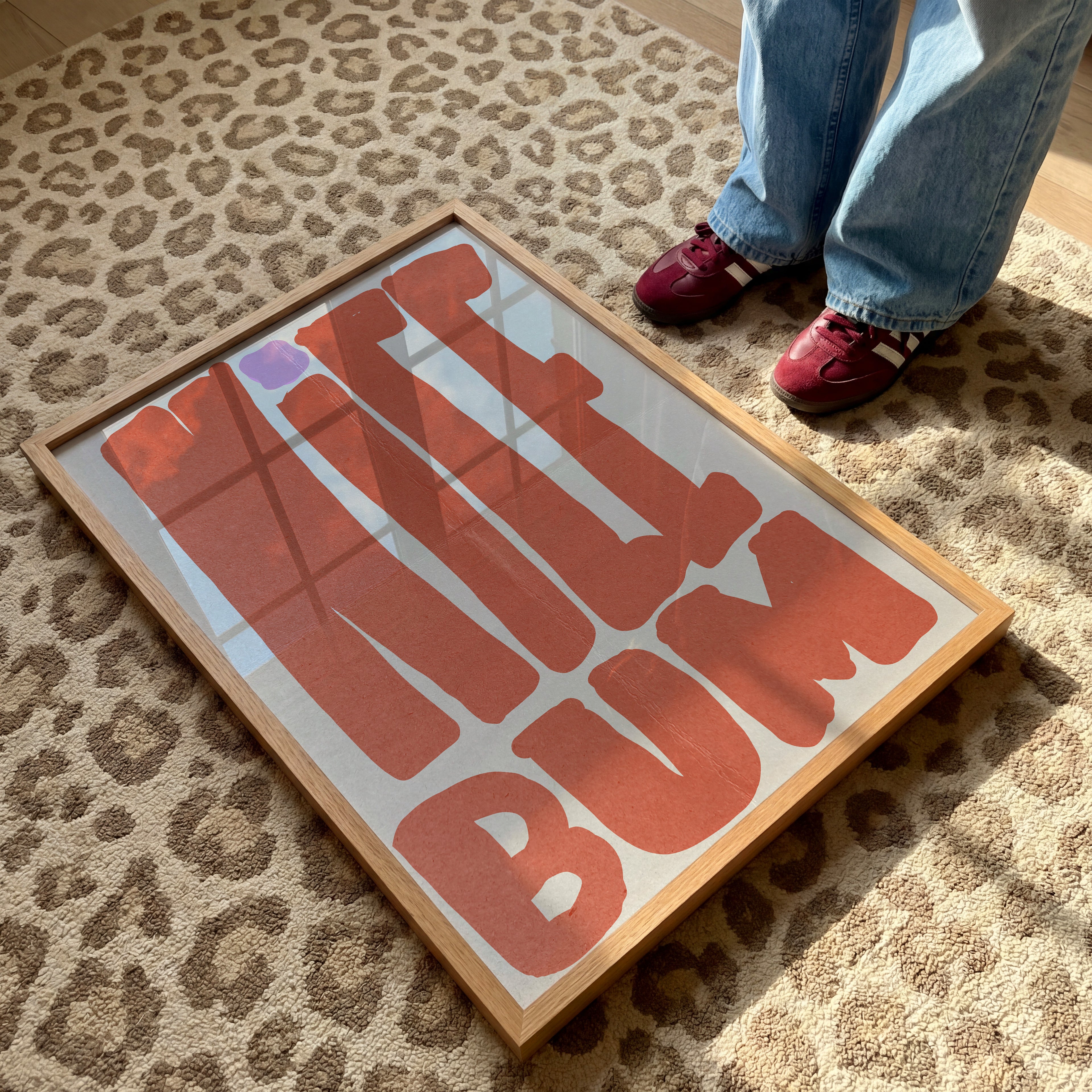 Modernes Wandbild mit großer Typografie und verspieltem Schriftzug Nice Bum im Vintage Stil