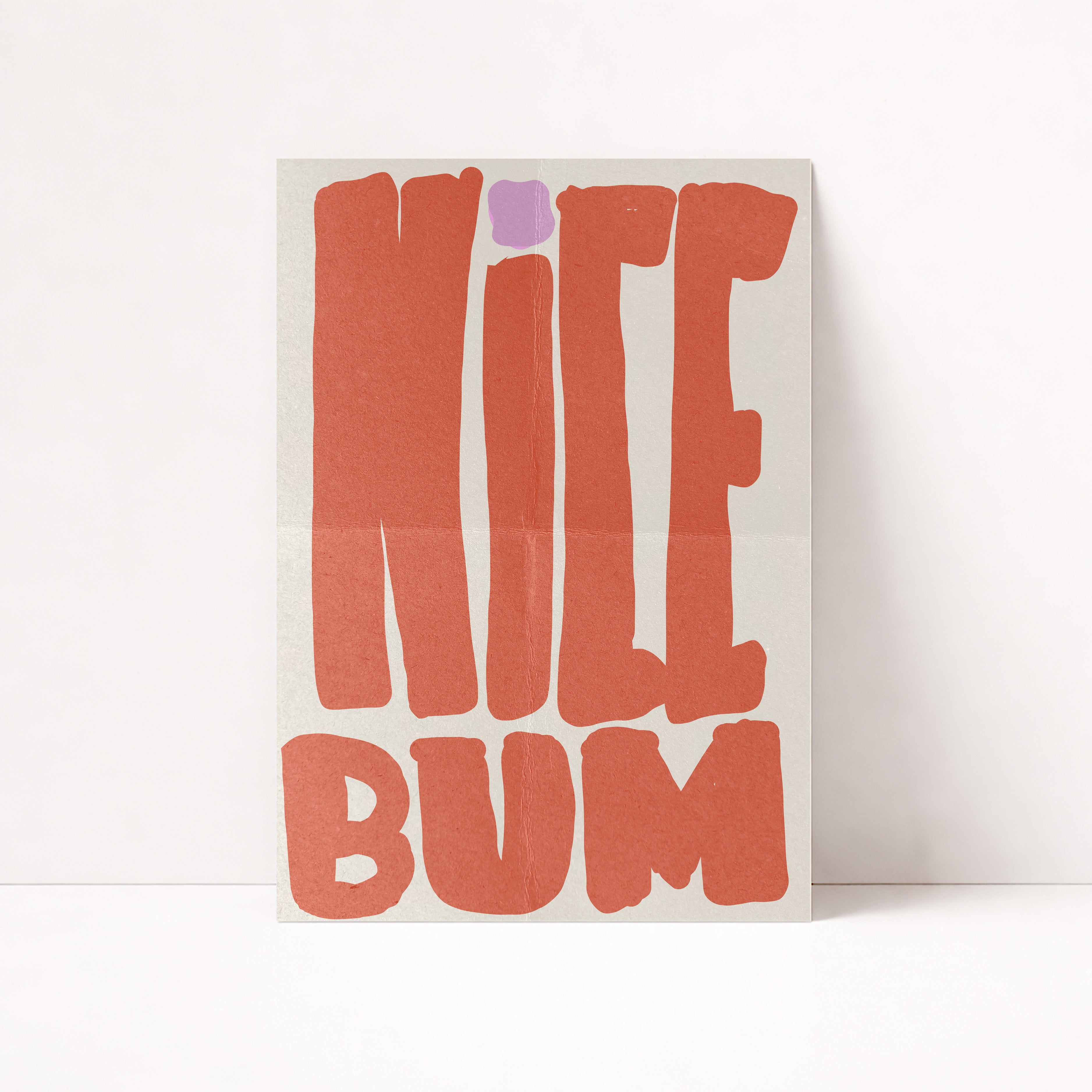 Modernes Wandbild mit großer Typografie und verspieltem Schriftzug Nice Bum im Vintage Stil