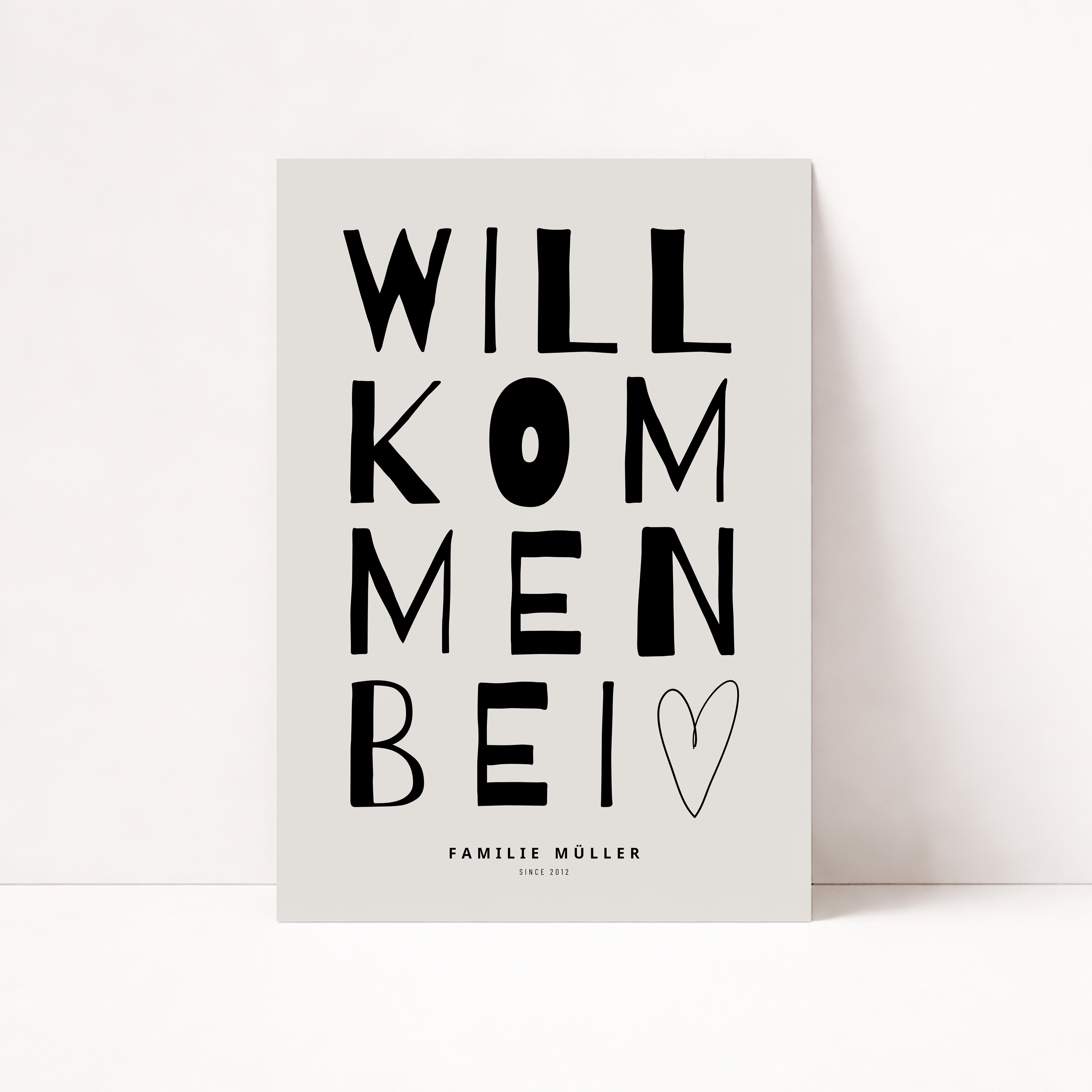 Minimalistisches Typografie-Poster mit dem Schriftzug „Willkommen bei“ in modernem, handgezeichnetem Stil, kombiniert mit personalisierbarem Familiennamen „Familie Müller“ und Zusatz „Since 2015“, stilvolle Wanddekoration für Eingangsbereich, Flur oder Wohnzimmer, modernes Familienposter mit persönlicher Note, schwarz-weißes Design mit klarer, zeitloser Ästhetik, dekoratives Willkommensschild für Zuhause, ideal als individuelle Wandkunst für Familien, personalisierbares Namensposter als Geschenk zur Hochzei