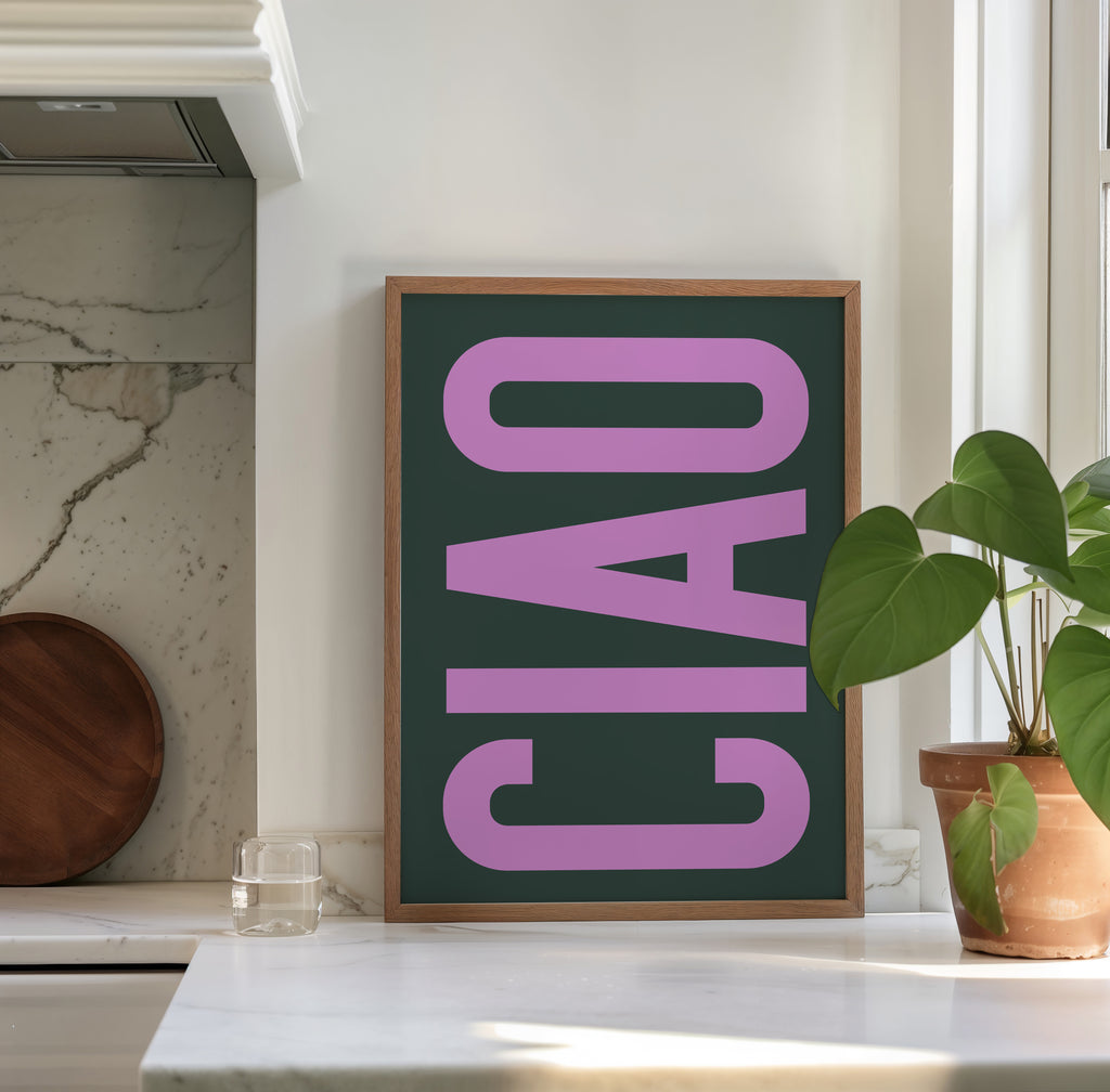 Skandinavisches Typografie Poster Ciao in Lila auf Grün – zeitlose Wall Art für stilvolle Räume