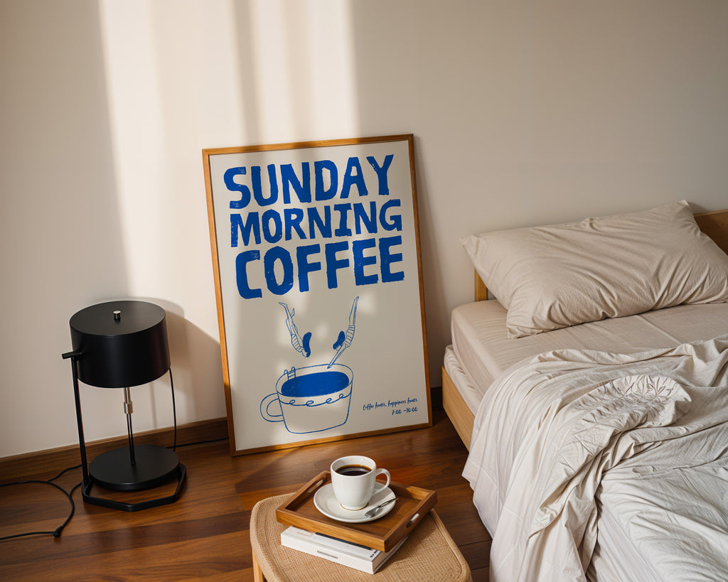 Detailansicht des Sunday Morning Coffee Posters mit kräftiger blauer Retro-Typografie