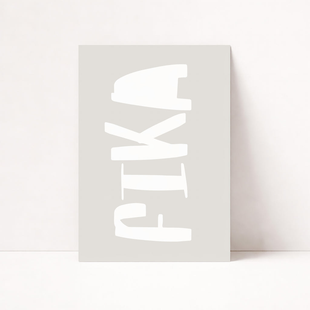 Minimalistisches Typografie-Poster mit dem Schriftzug „FIKA“ in modernem, skandinavischem Design, stilvolle Wanddekoration inspiriert von der schwedischen Kaffeekultur, dezentes Farbkonzept in neutralen Beige- und Naturtönen, elegantes Poster mit klarer Schrift für Wohnzimmer, Küche, Esszimmer oder Café, nordisches Interior-Design mit ruhiger, ästhetischer Wirkung, hochwertige Wandkunst für Hygge-Atmosphäre und gemütliche Einrichtung, modernes Typo-Poster für stilvolle Räume, ideal kombinierbar mit Holzrahm