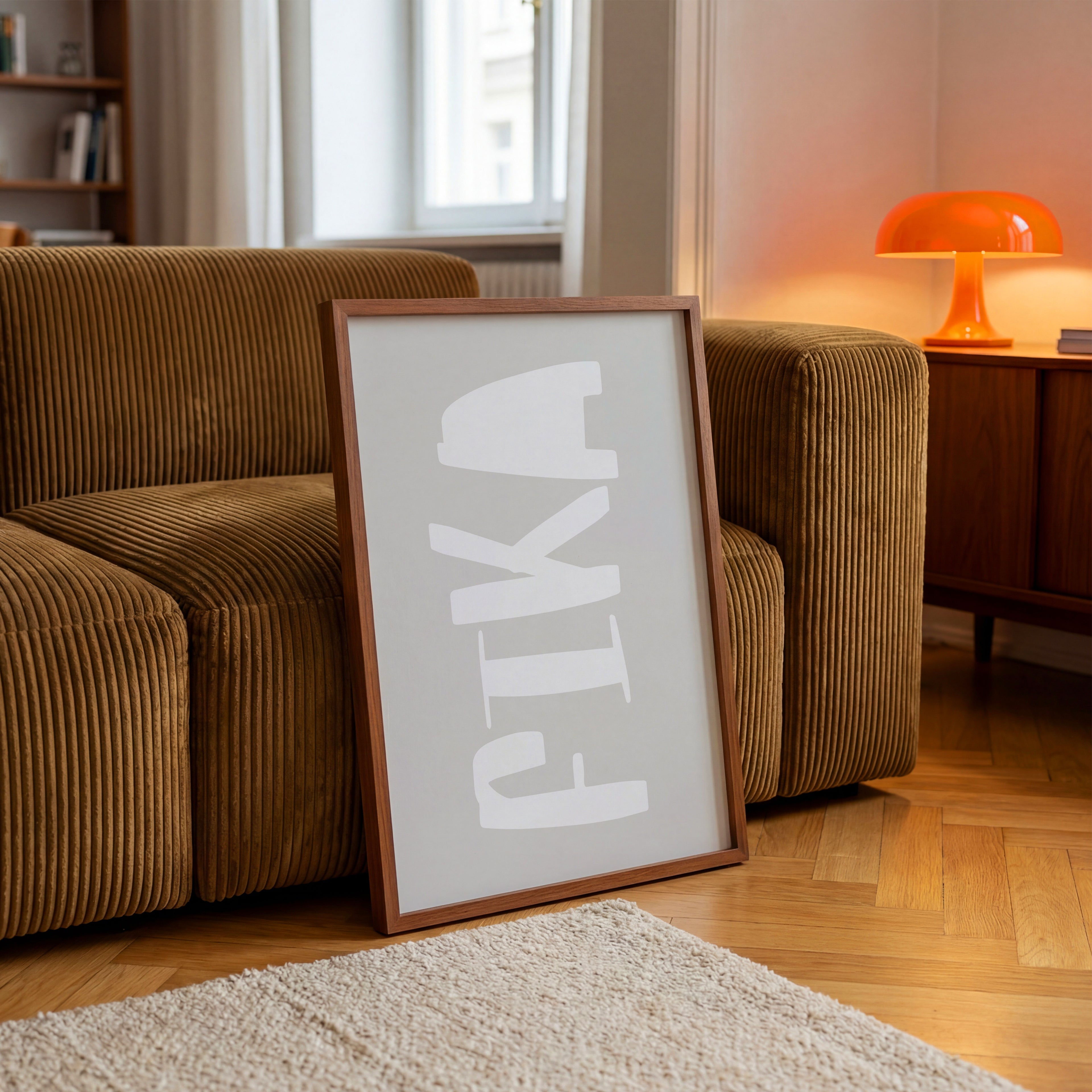 Minimalistisches Typografie-Poster mit dem Schriftzug „FIKA“ in modernem, skandinavischem Design, stilvolle Wanddekoration inspiriert von der schwedischen Kaffeekultur, dezentes Farbkonzept in neutralen Beige- und Naturtönen, elegantes Poster mit klarer Schrift für Wohnzimmer, Küche, Esszimmer oder Café, nordisches Interior-Design mit ruhiger, ästhetischer Wirkung, hochwertige Wandkunst für Hygge-Atmosphäre und gemütliche Einrichtung, modernes Typo-Poster für stilvolle Räume, ideal kombinierbar mit Holzrahm