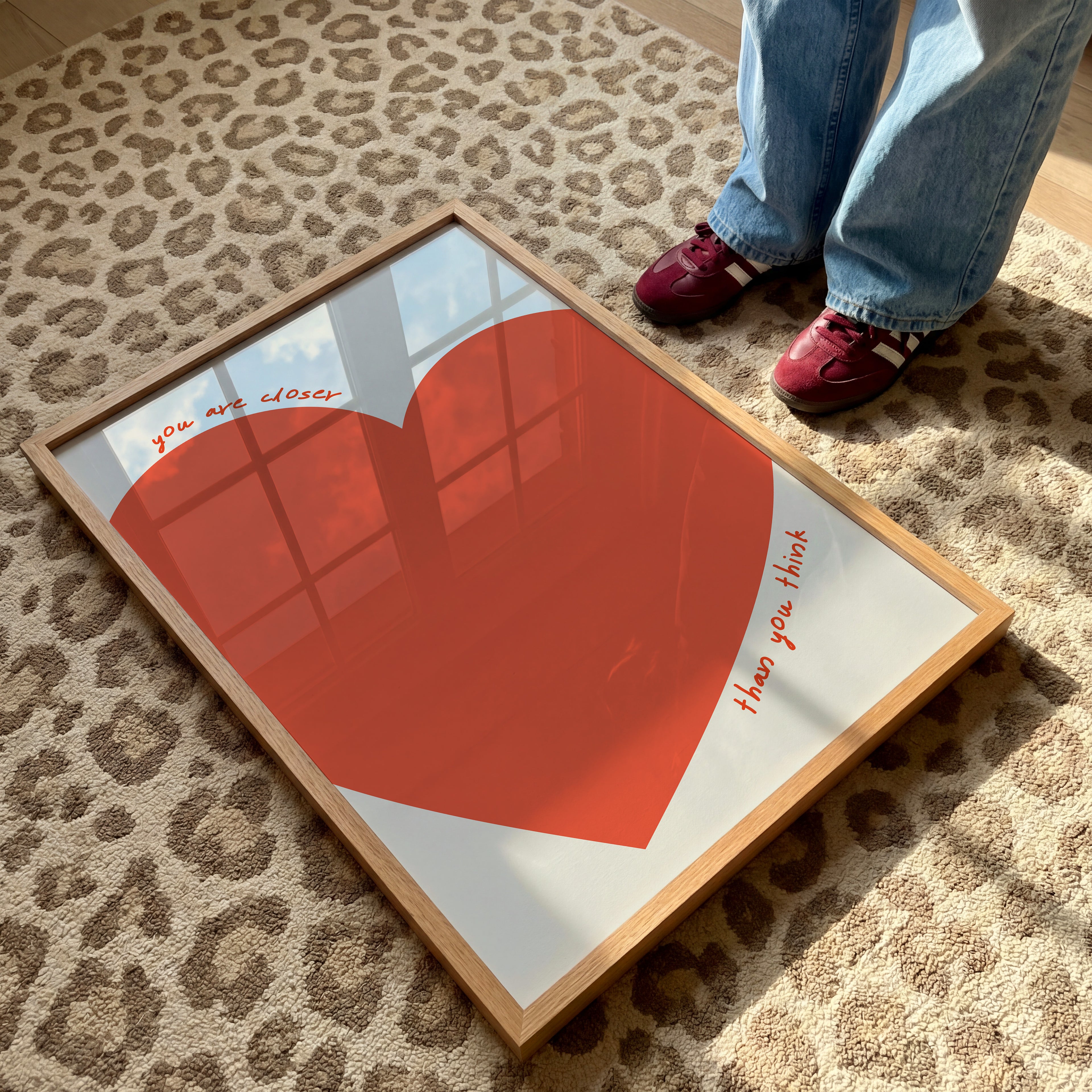 Minimalistisches Poster mit großem roten Herz und handgeschriebenem Schriftzug You are closer than you think – moderne Wanddeko für Wohnzimmer

Aesthetic Typografie Poster mit emotionalem Spruch und Herzmotiv in warmem Rot – stilvolle Wandkunst für Schlafzimmer oder Büro