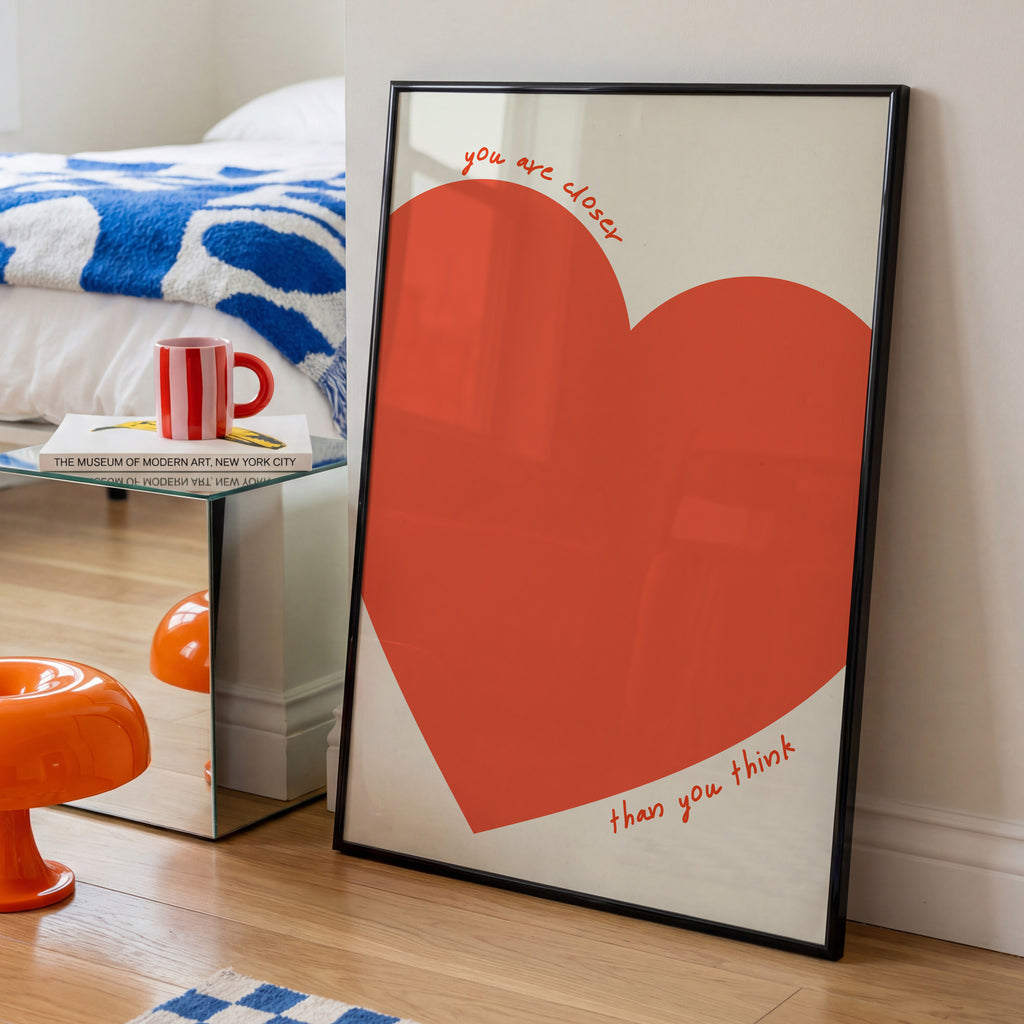 Minimalistisches Poster mit großem roten Herz und handgeschriebenem Schriftzug You are closer than you think – moderne Wanddeko für Wohnzimmer

Aesthetic Typografie Poster mit emotionalem Spruch und Herzmotiv in warmem Rot – stilvolle Wandkunst für Schlafzimmer oder Büro