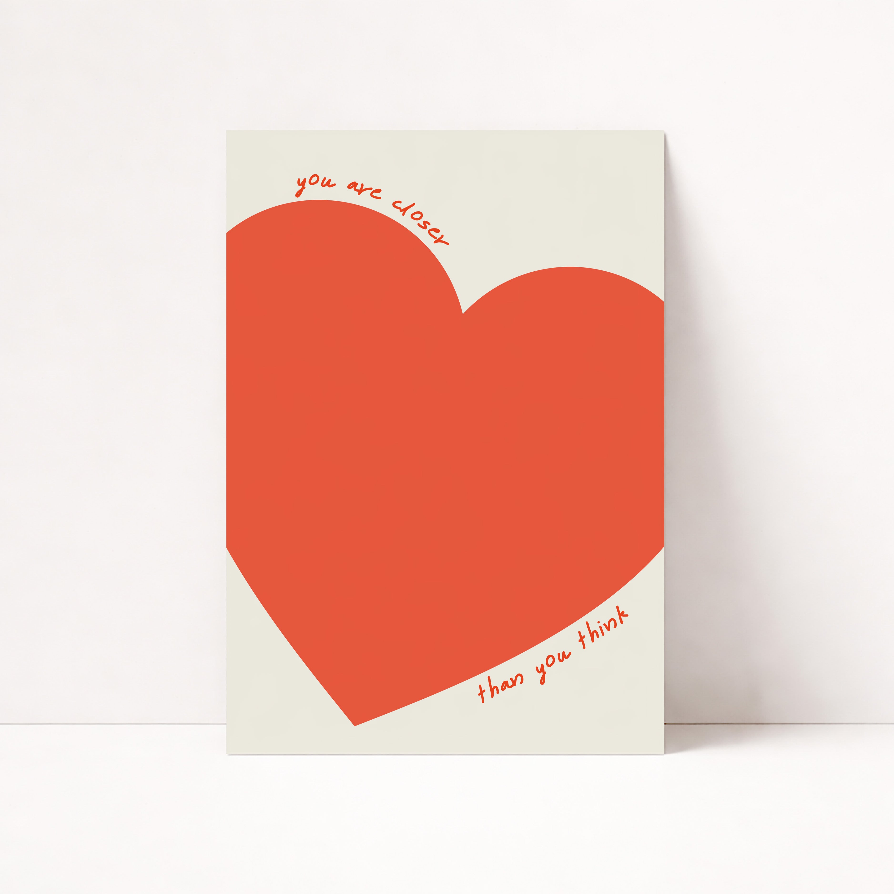 Minimalistisches Poster mit großem roten Herz und handgeschriebenem Schriftzug You are closer than you think – moderne Wanddeko für Wohnzimmer

Aesthetic Typografie Poster mit emotionalem Spruch und Herzmotiv in warmem Rot – stilvolle Wandkunst für Schlafzimmer oder Büro