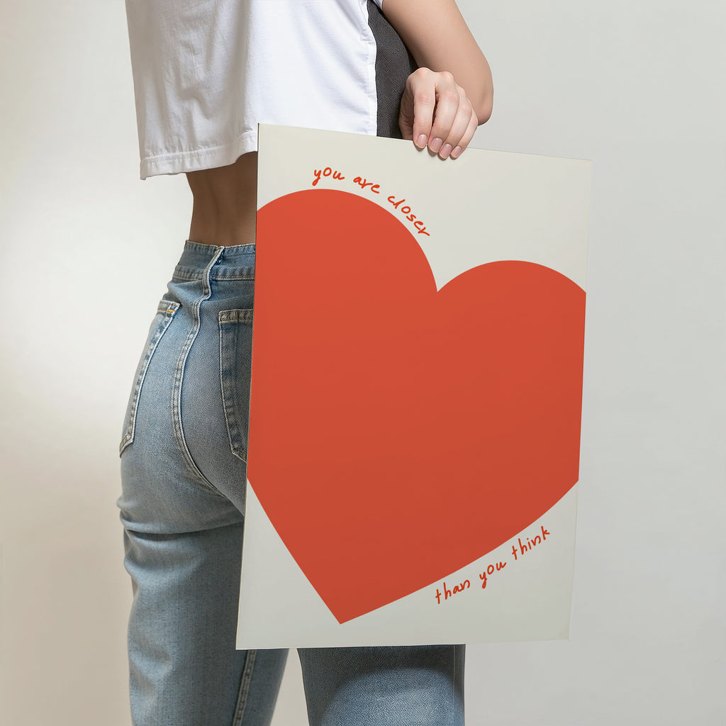 Minimalistisches Poster mit großem roten Herz und handgeschriebenem Schriftzug You are closer than you think – moderne Wanddeko für Wohnzimmer

Aesthetic Typografie Poster mit emotionalem Spruch und Herzmotiv in warmem Rot – stilvolle Wandkunst für Schlafzimmer oder Büro